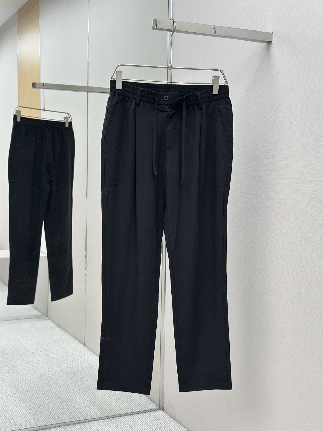 NO:433156,A set of BC 25SS new men's linen trousers top-grade fabric The latest top-body style is invincible!  A style that can be closed with eyes. Simple embroidery LOGO. Low-key old Qian style. This pants are very versatile, with elastic waistline and daily work. They can be worn outdoors. They are the perfect combination of fashion and leisure and outdoor sports. Therefore, whether you wear them normally or outdoors, it is your best choice. Extreme comfort and quick sweating are the most popular key points, improving the comfort of wearing. Size M-3XL,,alexander wang19860909一套 BC 25SS新款男士亚麻长裤 顶级面料 最新款上身版型无敌正！ 绝对可以闭眼入的款 简约刺绣LOGO 低调老钱风 此款裤子非常百搭,弹力腰围,日常上班 户外运动都可以穿着,是时尚休闲与户外运动的完美结合,所以无论您平时穿或者户外穿都是您的最佳选择. 极致舒适和快速排汗是备受青睐的重点,提升穿着舒适度  尺码M-3XL,,alexander wang,Men's clothing