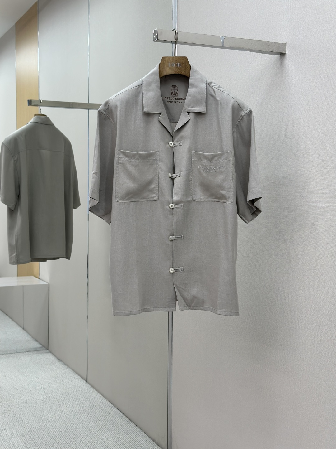 NO:433184,A set of BC 25SS new men's linen shirts, top-grade fabrics, the latest top-body style is invincible!  A style that can be closed with eyes. Simple embroidery LOGO. Low-key old-fashioned style. You can wear it in daily work. It is a perfect combination of fashion and leisure and outdoor sports. Therefore, whether you wear it normally or outdoors, it is your best choice. Extreme comfort and quick sweating are the most popular key points, improving the comfort of wearing. Size M-3XL,,shirts,alexander wang19860909一套 BC 25SS新款男士亚麻衬衫 顶级面料 最新款上身版型无敌正！ 绝对可以闭眼入的款 简约刺绣LOGO 低调老钱风 日常上班 户外运动都可以穿着,是时尚休闲与户外运动的完美结合,所以无论您平时穿或者户外穿都是您的最佳选择. 极致舒适和快速排汗是备受青睐的重点,提升穿着舒适度  尺码M-3XL,,shirts,alexander wang,Men's clothing