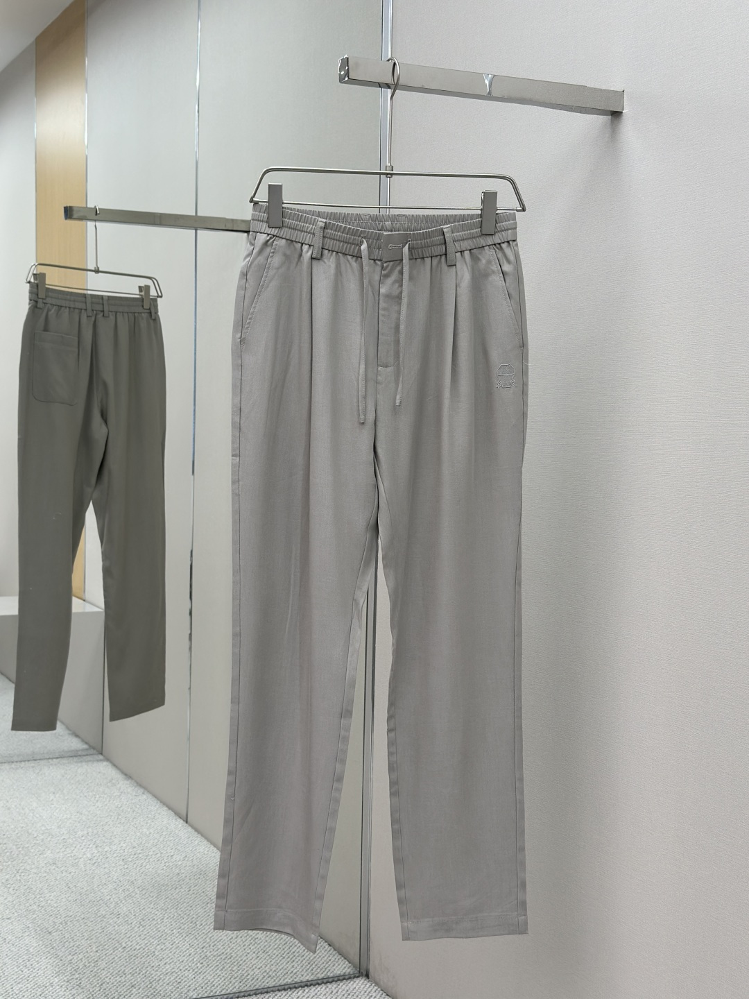 NO:433175,A set of BC 25SS new men's linen trousers top-grade fabric The latest top-body style is invincible!  A style that can be closed with eyes. Simple embroidery LOGO. Low-key old Qian style. This pants are very versatile, with elastic waistline and daily work. They can be worn outdoors. They are the perfect combination of fashion and leisure and outdoor sports. Therefore, whether you wear them normally or outdoors, it is your best choice. Extreme comfort and quick sweating are the most popular key points, improving the comfort of wearing. Size M-3XL,,alexander wang19860909一套 BC 25SS新款男士亚麻长裤 顶级面料 最新款上身版型无敌正！ 绝对可以闭眼入的款 简约刺绣LOGO 低调老钱风 此款裤子非常百搭,弹力腰围,日常上班 户外运动都可以穿着,是时尚休闲与户外运动的完美结合,所以无论您平时穿或者户外穿都是您的最佳选择. 极致舒适和快速排汗是备受青睐的重点,提升穿着舒适度  尺码M-3XL,,alexander wang,Men's clothing