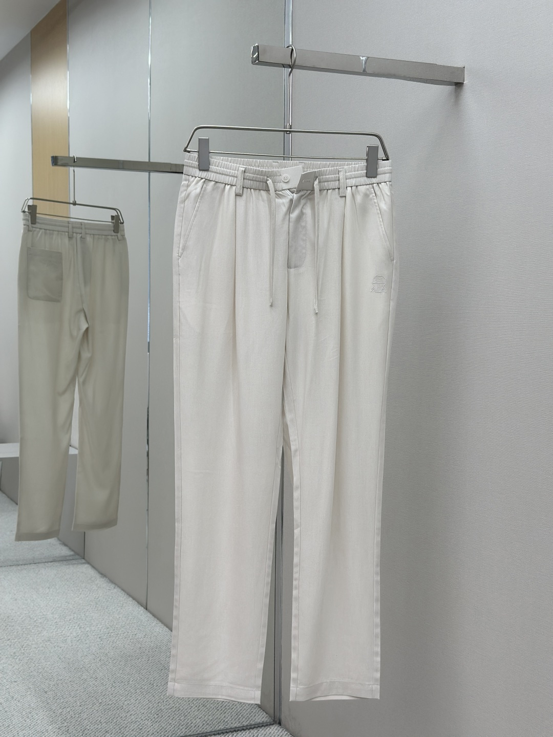 NO:433147,A set of BC 25SS new men's linen trousers top-grade fabric The latest top-body style is invincible!  A style that can be closed with eyes. Simple embroidery LOGO. Low-key old Qian style. This pants are very versatile, with elastic waistline and daily work. They can be worn outdoors. They are the perfect combination of fashion and leisure and outdoor sports. Therefore, whether you wear them normally or outdoors, it is your best choice. Extreme comfort and quick sweating are the most popular key points, improving the comfort of wearing. Size M-3XL,,alexander wang19860909一套 BC 25SS新款男士亚麻长裤 顶级面料 最新款上身版型无敌正！ 绝对可以闭眼入的款 简约刺绣LOGO 低调老钱风 此款裤子非常百搭,弹力腰围,日常上班 户外运动都可以穿着,是时尚休闲与户外运动的完美结合,所以无论您平时穿或者户外穿都是您的最佳选择. 极致舒适和快速排汗是备受青睐的重点,提升穿着舒适度  尺码M-3XL,,alexander wang,Men's clothing