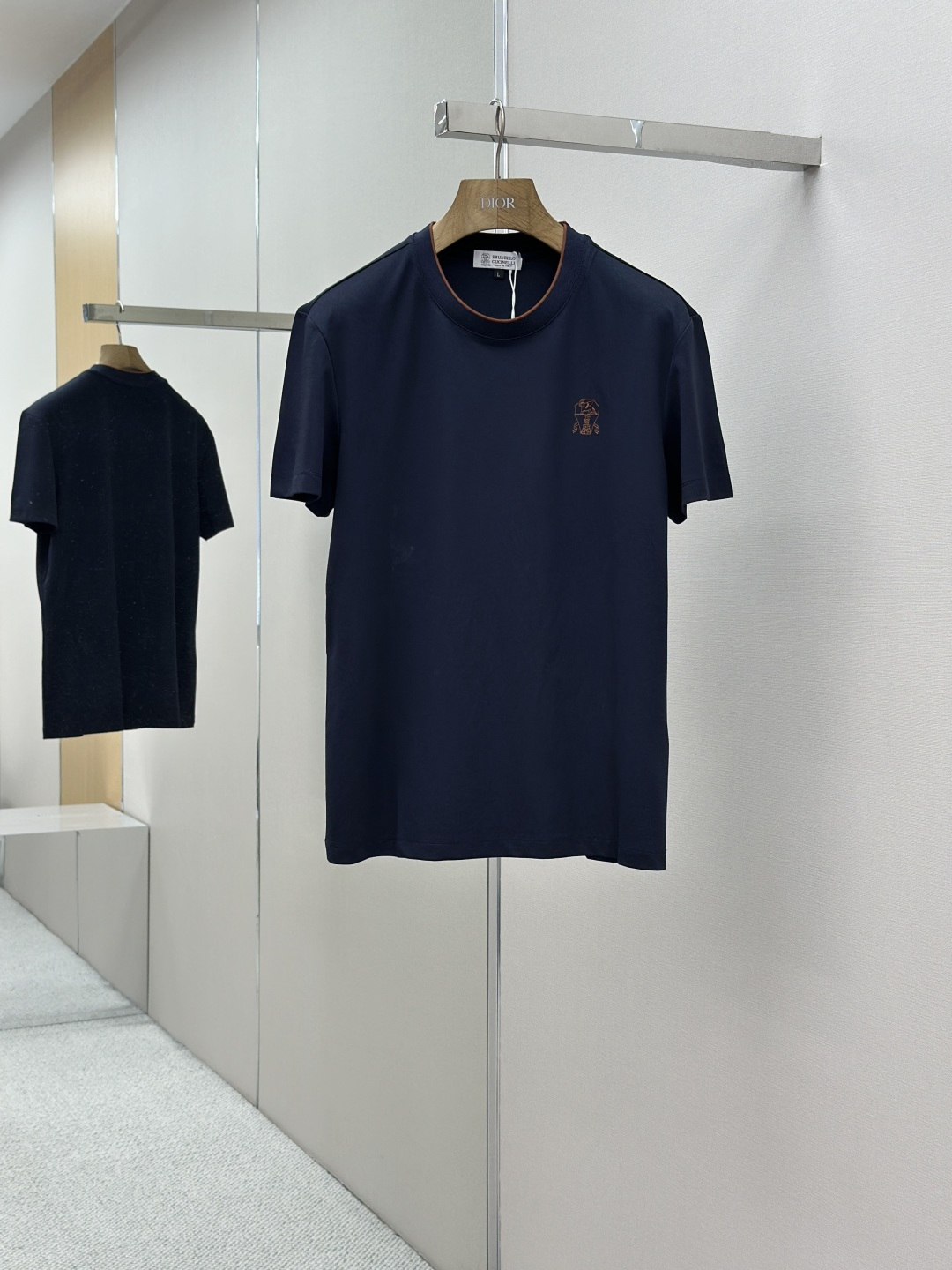 NO:433094,BC 25SS spring and summer new style first-time counter latest short-sleeved round-neck T-shirt, high-end customization, avant-garde and fashionable design!  Brand logo heavy craft design, high-end customized Gaoke heavy fabric, soft feel, comfortable to wear, exquisite counter-level car line, fine workmanship, invincible and handsome upper body effect!  A must-have item for handsome men!  Code number M-XXXL, T-shirt,tees,t-shirt,alexander wang19860909BC 25SS春夏新款首发专柜最新款短袖圆领T恤 高端订制 设计前卫时尚！品牌logo重工艺设计 高端定制高克重面料.手感柔软.穿着舒适.专柜级别精致车线.做工精细.上身效果无敌帅气！型男必备单品！码数M-XXXL,,T-shirt,tees，t-shirt,alexander wang,Men's clothing