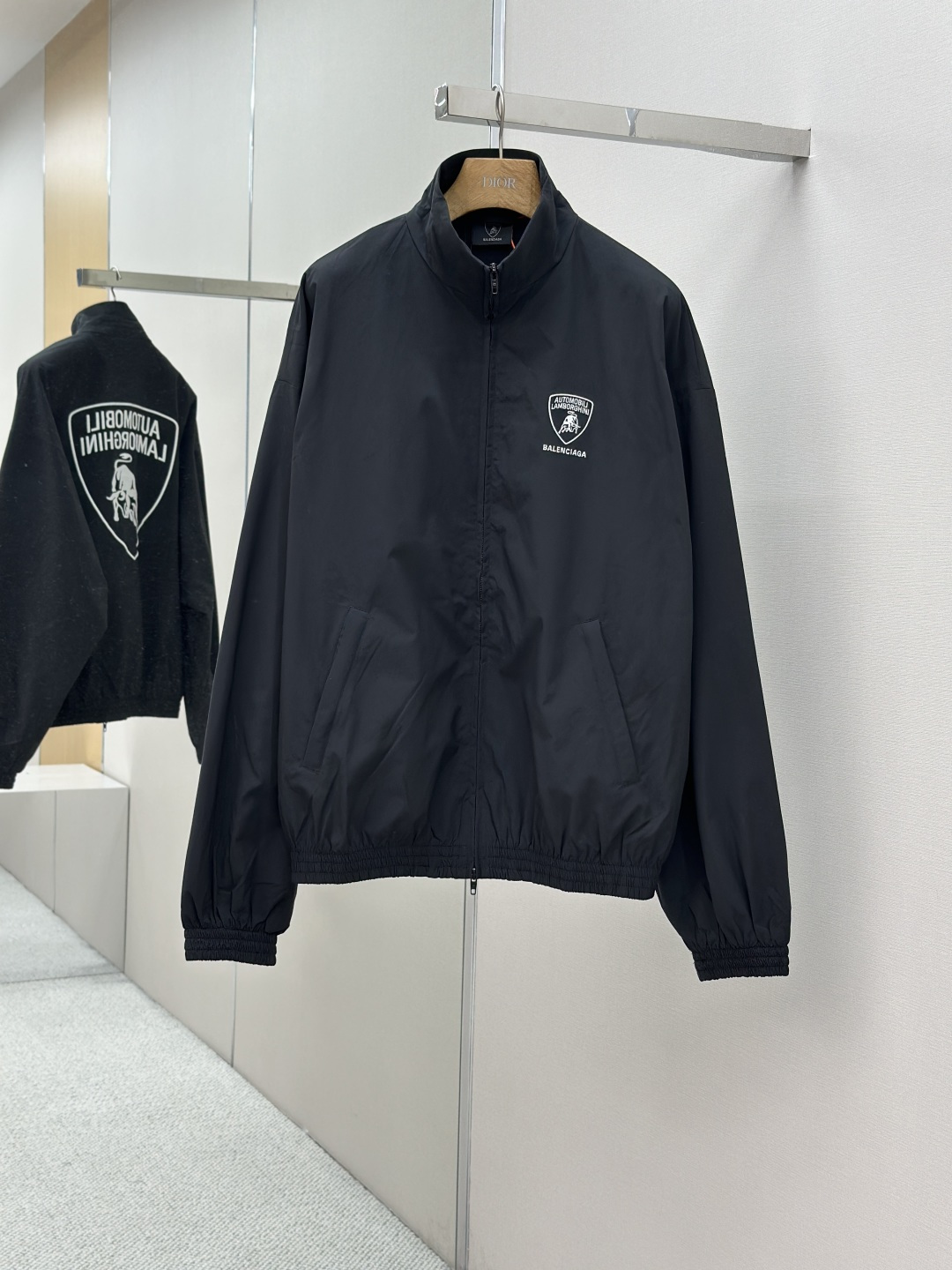 NO:510008,Mainly recommended Balenciaga × Lamborghini [Top Original Single] Embroidered Zipper Jacket Customized Technology Polyester Luxury Material Silky and Delicate Comfortable Skin Classic Black Body Smooth Lines Fashion Giant Balenciaga Encountered with the legendary supercar brand Automobili Lamborghini Co-branded embroidery on the chest is like a secret medal The bull totem on the same theme is magnificent with a magnificent momentum White embroidery like a lively brushstroke With strong visual impact, illuminating Lamborghini's wild genes and fearless spirit Instantly igniting the trend battlefield Craft 1 Using imported machine embroidery technology Use advanced computer control systems and precision mechanical components to realize Balenciaga × Lamborghini Embroidery operation High precision Fluid and delicate lines Craft 2: Template machine opens the bag  Preset templates to guide the position of the bag opening Shape and size Accuracy ensures the quality of the bag opening Process 3: The fabric is sand-washed, with better texture, not easy to deform, not easy to shrink, not easy to fade, maintain long-term beauty Customized auxiliary materials BLCG zipper Customized BLCG trademark Styling Loose style Size 40 42 44 46,,balenciaga,tom ford,jackets & coats,alexander wang19860909主推 Balenciaga × Lamborghini【顶级原单】刺绣拉链夹克 定制科技聚酯纤奢享料 丝滑细腻 舒适贴肤 经典黑色衣身 线条流畅 时尚巨擘Balenciaga邂逅传奇超跑品牌Automobili Lamborghini 胸前联名刺绣如隐秘的勋章 背面同主题醒目的公牛图腾以磅礴之势映入眼帘 白色刺绣如灵动笔触 以强烈的视觉冲击 张扬着兰博基尼的狂野基因与无畏精神 瞬间引爆潮流战场 工艺1采用进口机刺绣工艺 使用先进的计算机控制系统和精密的机械部件 实现Balenciaga × Lamborghini 刺绣作业 精度高 线条流畅而细腻 工艺2: 模版机开袋 预设的模板来指导开袋的位置 形状和大小 精确性确保了开袋效果质量 工艺3: 面料都经过砂洗 手感质感更佳 不易变形 不易缩水 不易褪色 保持长久的美观 辅料定制 BLCG拉链 定制 BLCG商标  版型 宽松版型 尺码 40 42 44 46,,balenciaga,tom ford,jackets & coats,alexander wang,Men's clothing