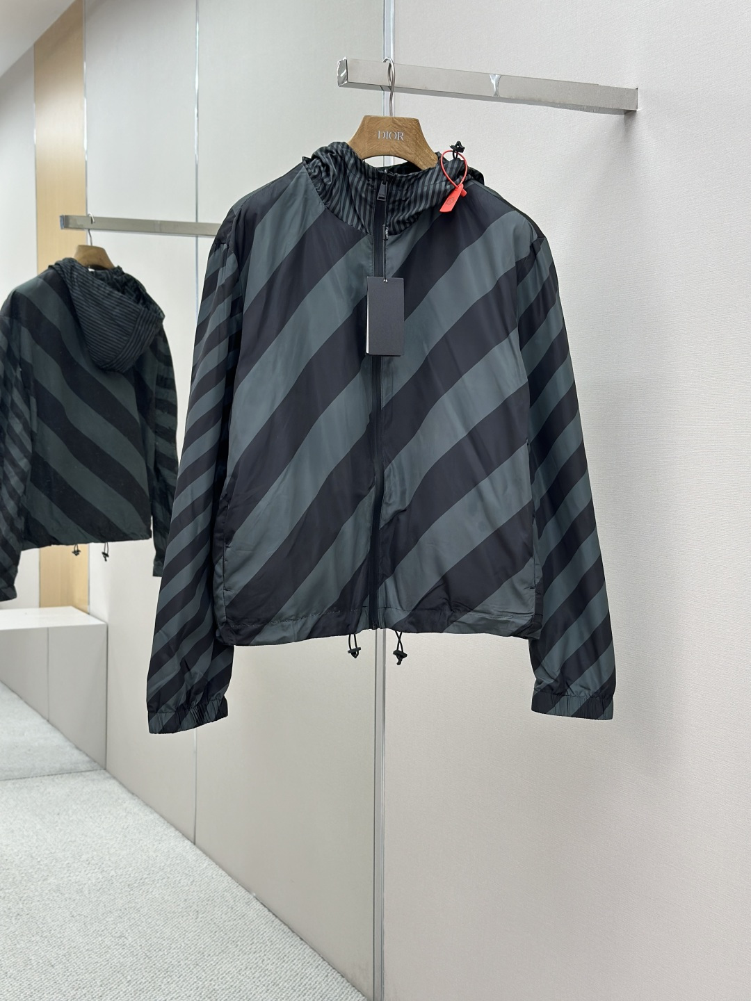 NO:495955,Mainly recommended FENDI classic double-sided hooded jacket Customized densely weaving luxury nylon brocade Full texture Comfortable skin Comfortable skin Deep brown As the background Unique double-sided design One side is decorated with a full FF pattern like the code written for the brand gene The other side is outlined with neat diagonal Pequin stripes Simplified and dynamic design Hood and drawstring design Add a sense of casualness You can wear on both sides Freely switch between neat and free and easy Fashionable tool showing unique charm Craft 1: Printing with digital direct injection technology Analyze original typesetting through machine Convert pattern information into digital signals Directly spray dye onto the surface of the fabric to achieve high resolution printing effect Clear details Natural color Craft 2: CNC laser burning and cutting pieces Based on the high energy characteristics of lasers Precise control of the path of the laser beam movement through the laser generator Achieve accurate cutting of cut sheet shape Process 3: Using infrared special machine to hit the corns more accurately, firm and solid, auxiliary materials Customized Fendi zipper Customized Fendi corns Customized Fendi adjustment buckle Customized Fendi trademark Size 48 50 52 54 Functions Double-sided wearable Free matching, Fendi, Jackets & coats, Hats, Alexander wang19860909主推 FENDI 经典双面穿连帽夹克 定制密织奢纹锦纶锦 质感十足 舒适贴肤 以深邃棕色为底色 别具一格的双面设计 一面饰以全幅FF图案铺陈 如同品牌基因的密码书写 另一面以利落的对角同色Pequin条紋勾勒 简洁而富有动感的设计 连帽与抽绳设计 增添随性之感 两面皆可穿 在利落与洒脱间自由切换 展现独特魅力的时尚利器 工艺1: 采用数码直喷技术印花 通过机器分析原版排版 将图案信息转化为数字信号 将染料直接喷射到面料表面 实现高分辨率的印花效果 细节清晰 色彩自然 工艺2: 采用数控激光烧花裁片 基于激光的高能量特性 通过激光发生器精确控制激光束的移动路径 实现精确的裁片形状切割 工艺3: 采用红外线专机打鸡眼位置更为精准 牢固结实 辅料 定制 Fendi拉链 定制 Fendi鸡眼 定制 Fendi调节扣 定制 Fendi商标 版型 宽松版型 尺码 48 50 52 54 功能 双面可穿 自由搭配,,fendi,jackets & coats,hats,alexander wang,Men's clothing