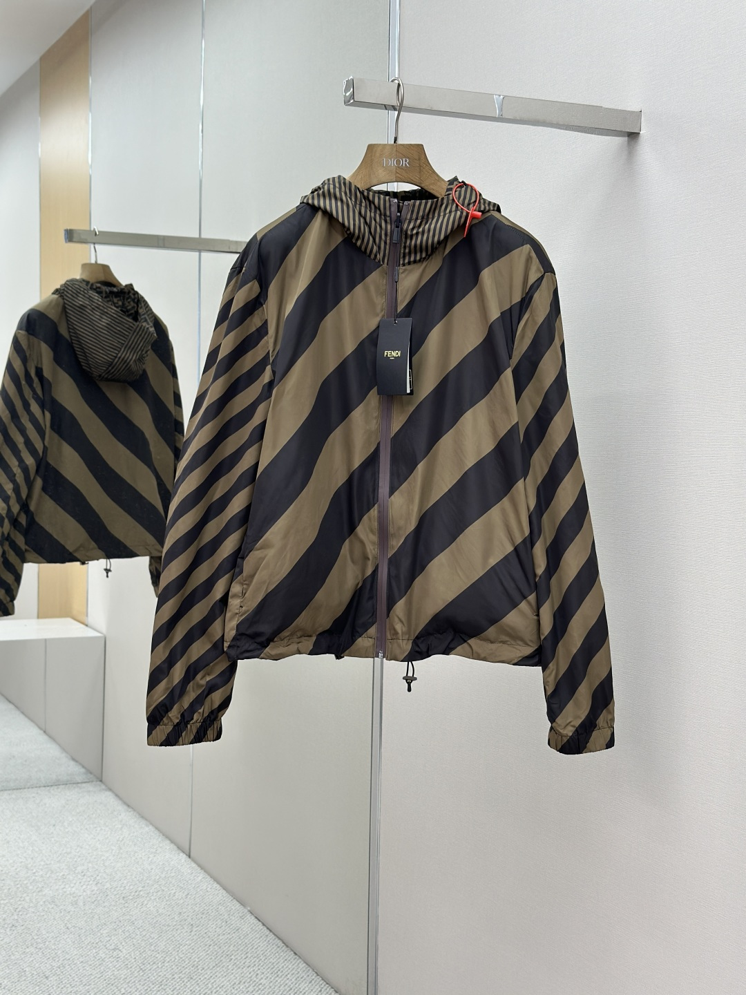 NO:495927,Mainly recommended FENDI classic double-sided hooded jacket Customized densely weaving luxury nylon brocade Full texture Comfortable skin Comfortable skin Deep brown As the background Unique double-sided design One side is decorated with a full FF pattern like a brand gene password writing The other side is outlined with neat diagonal Pequin stripes Simple and dynamic design Hood and drawstring design Add a sense of casualness You can wear on both sides Freely switch between neat and free and easy Fashionable tool showing unique charm Craft 1: Printing with digital direct injection technology Analyze original layout through machine Convert pattern information into digital signals Directly spray dye onto the surface of the fabric to achieve high-resolution printing effect Clear details Natural color Craft 2: CNC laser burning and cutting pieces Based on the high energy characteristics of laser light accurately control the path of the laser beam movement through the laser generator Achieve accurate cutting of cut sheet shape Process 3: Using infrared special machine to hit the corns more accurately, firm and solid, auxiliary materials Customized Fendi zipper Customized Fendi corns Customized Fendi adjustment buckle Customized Fendi trademark Size 48 50 52 54 Functions Double-sided wearable Free matching, Fendi, Jackets & coats, Hats, Alexander wang19860909主推 FENDI 经典双面穿连帽夹克 定制密织奢纹锦纶锦 质感十足 舒适贴肤 以深邃棕色为底色 别具一格的双面设计 一面饰以全幅FF图案铺陈 如同品牌基因的密码书写 另一面以利落的对角同色Pequin条紋勾勒 简洁而富有动感的设计 连帽与抽绳设计 增添随性之感 两面皆可穿 在利落与洒脱间自由切换 展现独特魅力的时尚利器 工艺1: 采用数码直喷技术印花 通过机器分析原版排版 将图案信息转化为数字信号 将染料直接喷射到面料表面 实现高分辨率的印花效果 细节清晰 色彩自然 工艺2: 采用数控激光烧花裁片 基于激光的高能量特性 通过激光发生器精确控制激光束的移动路径 实现精确的裁片形状切割 工艺3: 采用红外线专机打鸡眼位置更为精准 牢固结实 辅料 定制 Fendi拉链 定制 Fendi鸡眼 定制 Fendi调节扣 定制 Fendi商标 版型 宽松版型 尺码 48 50 52 54 功能 双面可穿 自由搭配,,fendi,jackets & coats,hats,alexander wang,Men's clothing