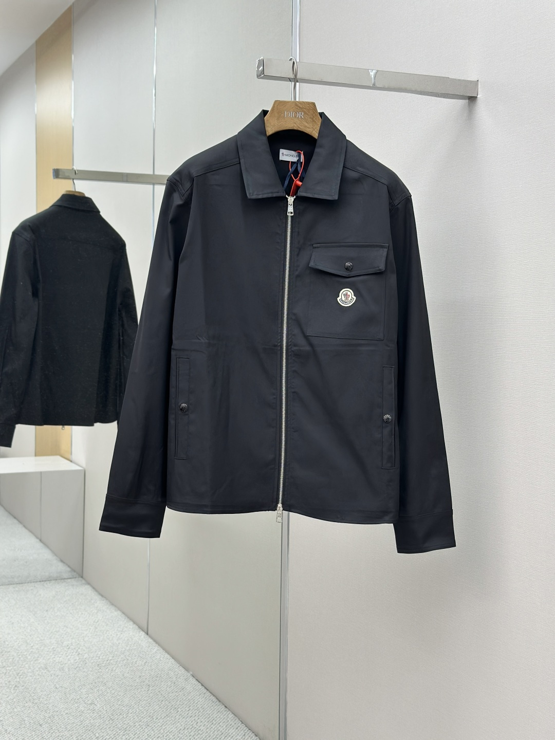 NO:510024,Mainly recommended Moncler logo zipper shirt jacket Customized cotton hidden gaudani, full texture, comfortable skin, encounter brown tone, exudes restrained tenderness, iconic Moncler logo embroidery on it, adding brand recognition, simple and smooth lines, zipper opening and closing also follows the principle of minimalism, simplicity as the pen, texture as the ink, use the simplest elements to outline the most moving fashion scroll Craft 1: Use imported special machine infrared positioning 'Moncler logo embroidery logo' for more accurate positioning, firm and solid Craft 2: Template opening bag Preset templates to guide the position of the bag Shape and size Accuracy ensures the quality of the bag opening effect Craft 3: Fabrics are all washed, with better texture, not easy to deform, not easy to shrink, not easy to fade, maintain long-term beauty Auxiliary materials Customized  Moncler embroidery mark Custom Moncler quad buckle Custom Moncler Zipper Custom Moncler Trademark Style Loose fit Size S M L XL Model No. 25304,,jackets & coats,shirts,alexander wang19860909主推 Moncler 标识拉链衬衫式夹克 定制臻品棉质隐纹华达呢 质感十足 舒适贴肤 邂逅棕调 散发着内敛的温柔 标志性Moncler标识绣标点缀其上 增添品牌辨识度 简洁流畅的线条 拉链开合亦遵循极简原则 以简洁为笔 以质感为墨 用最简洁的元素 勾勒出最动人的时尚画卷 工艺1: 采用进口专机红外线定位“Moncler标识绣标” 位置更为精准 牢固结实 工艺2: 模版机开袋 预设的模板来指导开袋的位置 形状和大小 精确性确保了开袋效果质量 工艺3: 面料都经过浇洗 手感质感更佳 不易变形 不易缩水 不易褪色 保持长久的美观 辅料 定制 Moncler 绣标 定制 Moncler 四合扣 定制 Moncler 拉链 定制 Moncler 商标 版型 宽松版型 尺码 S M L XL 款号 25304,,jackets & coats,shirts,alexander wang,Men's clothing