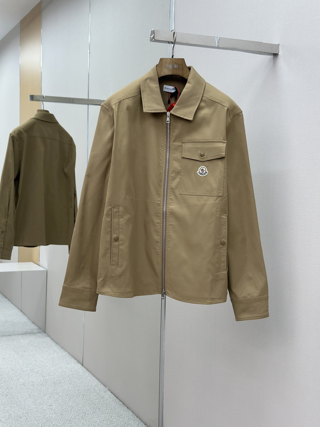 NO:510013,Mainly recommended Moncler logo zipper shirt jacket Customized cotton hidden gaudani, full texture, comfortable skin, encounter brown tone, exudes restrained tenderness, iconic Moncler logo embroidery on it, adding brand recognition, simple and smooth lines, zipper opening and closing also follows the principle of minimalism, simplicity as the pen, texture as the ink, use the simplest elements to outline the most moving fashion scroll Craft 1: Use imported special machine infrared positioning 'Moncler logo embroidery logo' for more accurate positioning, firm and solid Craft 2: Template opening bag Preset templates to guide the position of the bag Shape and size Accuracy ensures the quality of the bag opening effect Craft 3: Fabrics are all washed, with better texture, not easy to deform, not easy to shrink, not easy to fade, maintain long-term beauty Auxiliary materials Customized  Moncler embroidery mark Custom Moncler quad buckle Custom Moncler Zipper Custom Moncler Trademark Style Loose fit Size S M L XL Model No. 25304,,jackets & coats,shirts,alexander wang19860909主推 Moncler 标识拉链衬衫式夹克 定制臻品棉质隐纹华达呢 质感十足 舒适贴肤 邂逅棕调 散发着内敛的温柔 标志性Moncler标识绣标点缀其上 增添品牌辨识度 简洁流畅的线条 拉链开合亦遵循极简原则 以简洁为笔 以质感为墨 用最简洁的元素 勾勒出最动人的时尚画卷 工艺1: 采用进口专机红外线定位“Moncler标识绣标” 位置更为精准 牢固结实 工艺2: 模版机开袋 预设的模板来指导开袋的位置 形状和大小 精确性确保了开袋效果质量 工艺3: 面料都经过浇洗 手感质感更佳 不易变形 不易缩水 不易褪色 保持长久的美观 辅料 定制 Moncler 绣标 定制 Moncler 四合扣 定制 Moncler 拉链 定制 Moncler 商标 版型 宽松版型 尺码 S M L XL 款号 25304,,jackets & coats,shirts,alexander wang,Men's clothing