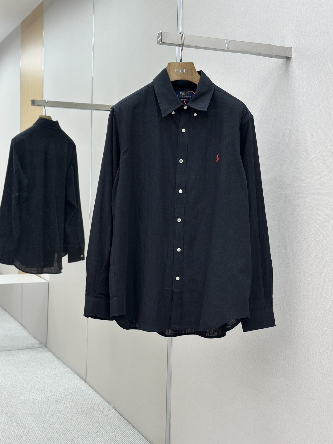 NO:487056,Mainly recommended Ralph Lauren embroidered linen shirts Selected high-quality linen material, with natural texture and breathing, firm and smooth, comfortable skin, stunning appearance with a clear light blue, iconic pony embroidery is like a lively note leaping on an elegant canvas, simple but highly recognizable, clever design of I-shaped pleated slit-like back shoulder, adds a bit of agility and wine removal, with minimalist shape, and contains the soul of fashion. Craft 1: Use imported machine embroidery technology Use advanced computer control systems and precision mechanical parts to achieve iconic pony embroidery operation High precision, smooth and delicate lines Craft 2: Use side-turned and buried line craftsmanship, smooth and neat, neat and tidy Craft 3: The fabrics are washed with filial pie texture, better texture, not easy to deform, not easy to shrink, not easy to fade, maintain long-term beauty, auxiliary materials  Customized 1:1 Thick-panel resin buckle Customized 1:1 Ralph Lauren Trademark Size Loose style S M L XL Model No. 25246-B20,,loro piana,shirts,alexander wang19860909主推 Ralph Lauren 刺绣亚麻衬衫 甄选上乘亚麻材质 自带天然的质感与呼吸感 紧致而爽滑 舒适贴肤 以一抹澄澈的浅蓝惊艳亮相 标志性小马刺绣 如同跃动在淡雅画布上的灵动音符 简约却极具辨识度 外工字褶分衩式后过肩巧妙设计 增添了一份灵动与酒脱 以极简之形 蕴时尚之魂 工艺1: 采用进口机刺绣工艺 使用先进的计算机控制系统和精密的机械部件 实现标志性小马刺绣作业 精度高 线条流畅而细腻 工艺2: 采用侧翻埋夹车线工艺 平顺整洁 工整整洁 工艺3: 面料都经过孝洗 手感质感更佳 不易变形 不易缩水 不易褪色 保持长久的美观 辅料 定制1:1 厚板树脂扣  定制1:1 Ralph Lauren 商标 版型 宽松版型 尺码 S M L XL 款号 25246-B20,,loro piana,shirts,alexander wang,Men's clothing