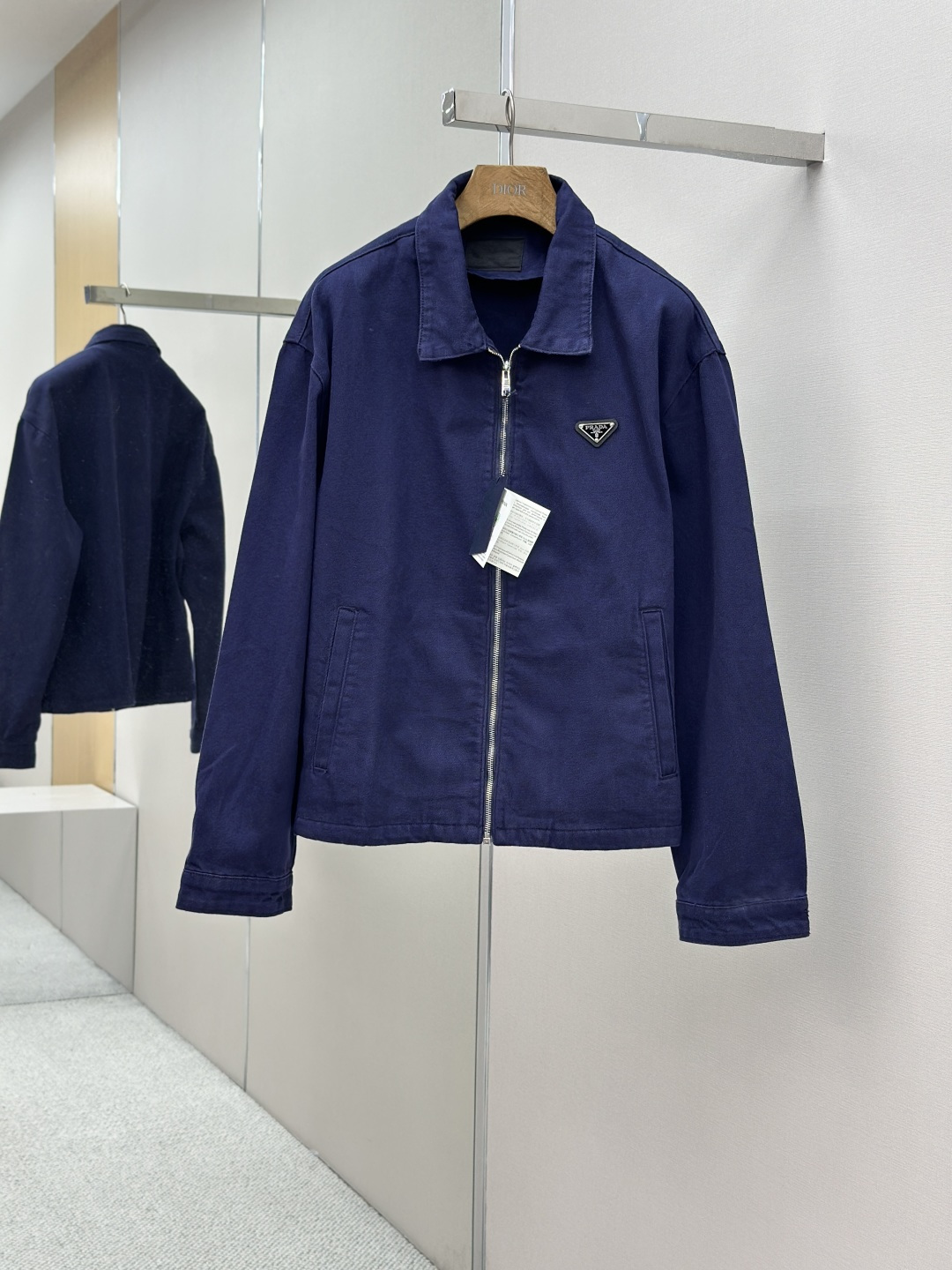 NO:488139,The main recommendation is Prada Triangle Marking Old Denim Jacket Customized Nano-Smurf Smurf Denim Customized texture Soft and tough Comfortable skin With blue as the background Noble and elegant The iconic triangle logo is set on the jacket Low-key but highly recognizable Old elegant charm Encountering the new retro chapter of the jacket Zipper opening and closing design Inject a lively atmosphere Resistant glitter with a simple posture Embrace multiple craftsmanship 1: Use imported special aircraft infrared positioning 'Prada Triangle Marking' to be more accurate and firm. Craft 2: Template opening bag Preset templates to guide the position of the bag Shape and size Accuracy ensures the quality of the bag opening effect Craft 3: Washing water Retro and old through special solutions Remove stains and slight fading fade through strong washing to make its color more evenly crafted  High loss Auxiliary material Customized Real horn buckle Customized Prada triangle custom Prada zipper Customized Prada trademark Customized Prada trademark Styling Loose style Size S M L XL Model number MM075-B75,,prada,jackets & coats,alexander wang19860909主推 Prada 三角标做旧牛仔夹克 定制纳米品蓝精纺牛仔布 质感上乘 柔软坚韧 舒适贴肤 以品蓝色为底色 高贵而优雅 标志性三角形徽标镶嵌在夹克之上 低调却极具辨识度 做旧雅韵 邂逅夹克复古新章 拉链开合设计 注入灵动气息 以简洁之姿抵御浮华 用百搭之态拥抱多工艺1: 采用进口专机红外线定位“Prada三角标” 位置更为精准 牢固结实 工艺2: 模版机开袋 预设的模板来指导开袋的位置 形状和大小 精确性确保了开袋效果质量 工艺3: 洗水复古做旧 通过特制溶液 去除污渍且轻微的褪色 通过强烈的洗涤方式来褪色 使其颜色更为均匀 做工复杂 损耗高 辅料 定制 真牛角扣 定制 Prada三角标 定制 Prada 拉链 定制 Prada 商标 版型 宽松版型 尺码 S M L XL 款号 MM075-B75,,prada,jackets & coats,alexander wang,Men's clothing