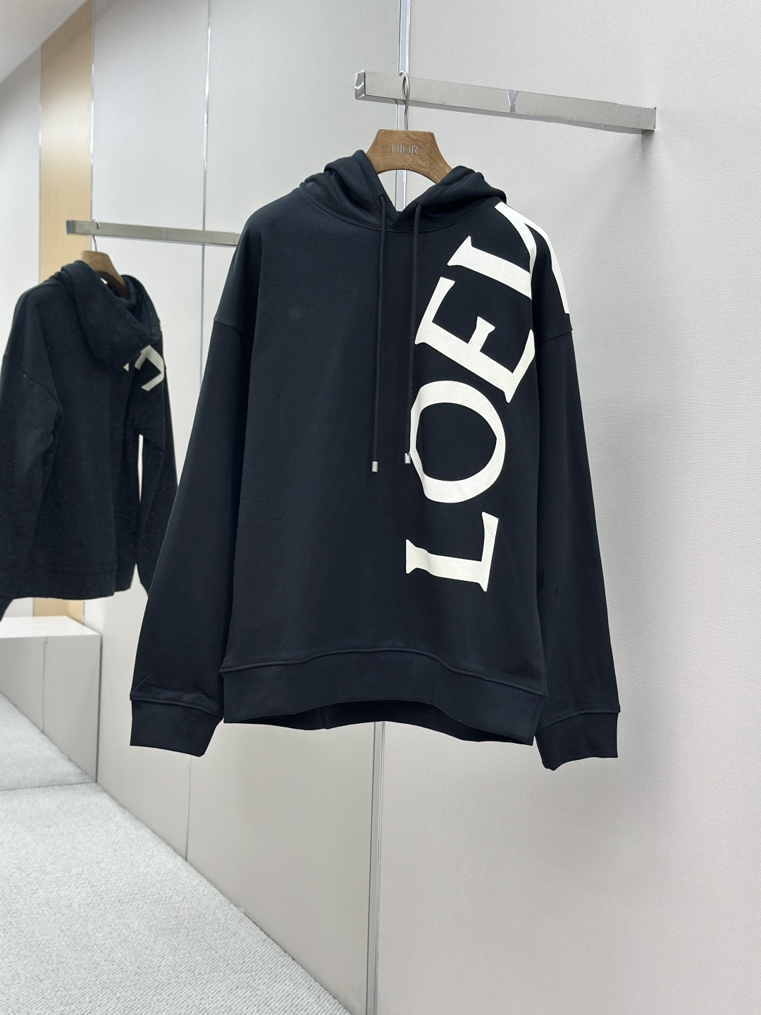 NO:538265,Mainly recommended Loewe printed hooded hooded sweatshirt, fixed dyeing high-string cotton light dark green spun hooded sweatshirt base fabric, delicate as silk, comfortable to fit the skin, mainly with deep and restrained light dark green, like a clear spring in a quiet forest, eye-catching yellow Loewe prints on the side, declare the honor of the brand with a bold design, instantly becoming the visual focus, showing the luxury style, Craft 1 imported slurry print, printed on dyed fabric with dyeing agent, destroying dye, printing the patterned printing process, printing color patterns while drawing and dyeing, clear lines, fine patterns, strong color fastness, Craft 2: The fabrics are all washed, with better texture, not easy to deform, not easy to shrink, not easy to fade, maintaining long-term beauty, Customized auxiliary materials Loewe alloy flat cap  Customized Loewe trademark Loewe trademark Size S M L XL,,loewe,loewe,hoodie,sweatshirts,hats,alexander wang19860909主推 Loewe 印花连帽连帽卫衣 定染高支全棉浅墨绿纺连帽卫衣基布 细腻如丝 舒适贴肤 以深沉而内敛的浅墨绿为主调 宛如静谧森林中一泓清泉 侧边醒目的黄色罗意威 Loewe印花作点缀 以大胆的设计宣告着品牌的尊贵 瞬间成为视觉焦点 尽显奢华风范 工艺1进口浆彩拔印花 用拔染剂印在已经染色的织物上 将染料破坏 形成花纹的印花工艺 在拔染的同时印上彩色图案 线条清晰 图案精细 色牢度强 工艺2: 面料都经过浇洗 手感质感更佳 不易变形 不易缩水 不易褪色 保持长久的美观 辅料定制 罗意威 Loewe 合金平面帽盖 定制 罗意威 Loewe 商标 版型宽松版型 尺码 S M L XL,,loewe,loewe,hoodie,sweatshirts,hats,alexander wang,Men's clothing