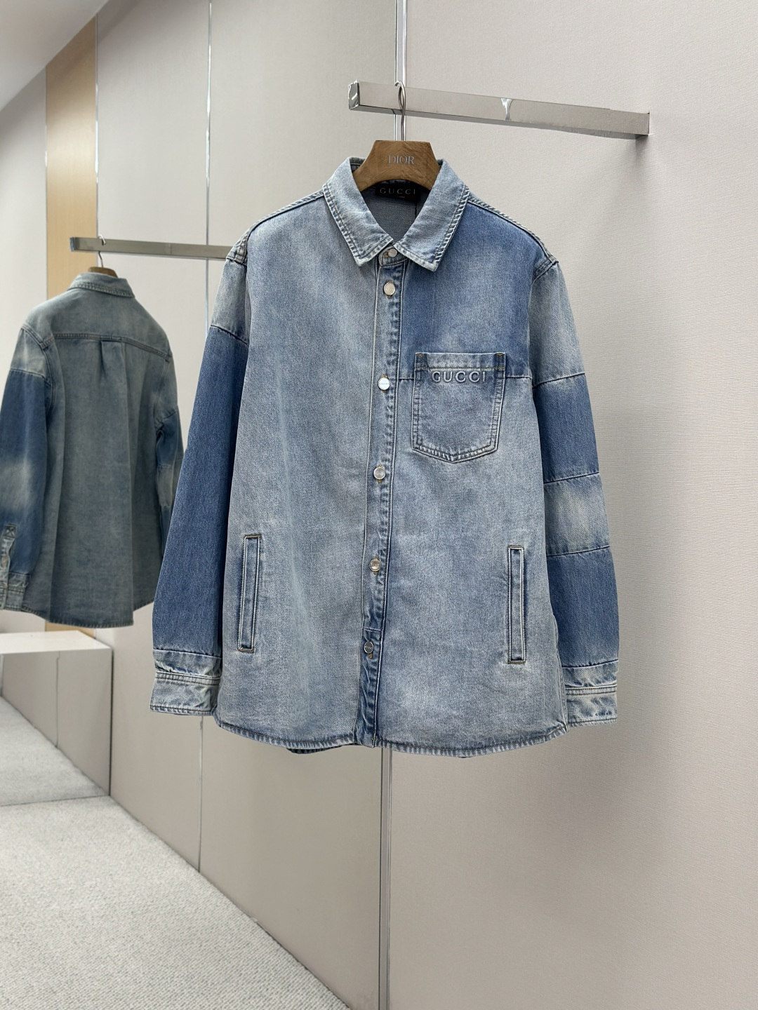 NO:486953,Mainly recommended Gucci Washed Embossed Denim Customized Light Blue Stone Grinding Washed Cotton Tannin Silk Full texture Comfortable skin Complexed with light blue and blue bleached white tones like simultaneous brushstrokes Exquisite Gucci Embossed the chest pocket, interpreting the unique brand personality Washing craftsmanship casts classic encounters the poetic changes of cowboys, showing unique fashion tastes Craft 1: Prioritize the positioning of the horse sliver and then rub the gradient effect by hand Use the spray gun to spray the reagent to the designated position on the design requirements Let the reagent react chemically with the fabric to form a gradual gradient effect Finally boil and reinforce the color Craft 2: Use stamping and filling technology to make molds with size patterns according to the original version and then stamp at low temperature After forming, fill with bubble cotton with good buffering performance Use a hot melt glue gun to seal the texture and full shape  Enhance the visual impact. The workmanship is complicated and cumbersome. Craft 3: Using the sand frying hand rub technology. The surface of denim material is naturally faded and worn by the sand frying machine. Then, the surface is physically damaged by special tools. Maintain the original texture and details while increasing its uniqueness. Craft 4: Heavy washing and whitening process. The denim fabric is treated multiple times in depth. The surface of the clothing is darkened. The denim fabric is then polished through the machine. The surface of the clothing is worn. Auxiliary materials. Custom Gucci I-buckle. Custom Gucci trademark. Size. Loose version. Size. 44 46 48 50. Exclusively provided.,gucci,alexander wang.19860909主推 Gucci 水洗压纹牛仔 定制幻韵浅蓝石磨水洗棉质丹宁绸 质感十足 舒适贴肤 以浅蓝色与蓝色漂白色调交织 如同时光的笔触 精致的Gucci压纹标识点缀于胸前口袋 演绎着独属于品牌的个性 洗水匠艺铸经典 邂逅了牛仔的诗意幻变 尽情展现独特的时尚品味 工艺1: 优先定位喷马溜再通过手搓出渐变效果 使用喷枪将试剂溶按照设计要求精确地喷到上的指定位置 让试剂与布料发生化学反应 形成循序渐进的渐变效果 最终再水煮加固色 工艺2: 采用冲压填充技术 根据原版制作大小图案的模具 进而低温冲压 成型后 填充缓冲性能良好的泡泡棉 使用热熔胶枪封口操作 纹理细腻 形态饱满 增强视觉冲击感 做工复杂繁琐 工艺3: 采用炒沙手擦技术 通过在炒沙机上进行处理 使牛仔料表面产生自然的褪色和磨损 再纯手工使用特制工具对表面进行物理损伤 保持原始质感和细节而又增加了其独特性 工艺4: 重度洗水磨白工艺 通过物理和化学手段 对牛仔面料进行多次深度处理 使衣物表面呈现出灰暗效果 再通过机器对牛仔面料进行打磨处理 使衣物表面产生磨损效果 辅料 定制 Gucci 工字扣  定制 Gucci 商标 版型 宽松版型 尺码 44 46 48 50 独家专供,,gucci,alexander wang,Men's clothing