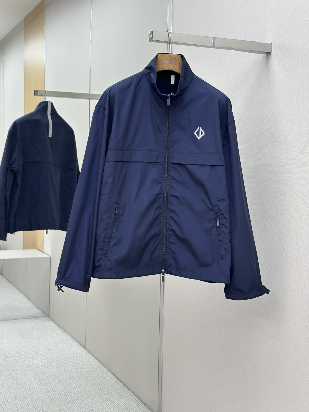 NO:488156,Mainly recommended Dior Diamond logo zipper jacket Customized intelligent functional technology silk Light and tough, smooth draping and comfortable skin, with a deep blue, calm and connotation, laying a versatile tone. The front Dior Diamond logo is presented in a simple and exquisite form, complementing the eye-catching Dior logo on the back. When the light falls, it instantly blooms brightly. The stand-up collar design cleverly embodies the neckline, showing off its sharp disassembly and dynamic style. It interprets the new realm of sports aesthetics with a pioneering posture. Craft 1: Infrared positioning and hot painting process Infrared alignment CD Diamond has a more accurate position and is treated with thermal transfer materials. Firm and solid, lasting and beautiful. Craft 2: Template opening bag. Preset templates are used to guide the position of opening bag. Shape and size.  Accuracy ensures the quality of the bag opening process 3: The fabric is washed, with better texture, not easy to deform, not easy to shrink, not easy to fade, maintain long-term beauty, Auxiliary materials Custom Dior Zipper Custom Dior Pig Nose Cress Custom Dior Cord Custom Dior Rubber Custom Dior Trademark Styling Loose Size 50 52 54 56,,dior,jackets & coats,alexander wang19860909主推 Dior Diamond 标志拉链夹克 定制智感机能科技绸 轻盈坚韧 垂感爽滑 舒适贴肤 以一抹深邃的蓝 沉稳且富有内涵 奠定了百搭的基调 前幅Dior Diamond标志以简约而精致的形态呈现 与背面醒目饰边Dior标志相得益彰 当光线酒落 瞬间绽放璀璨光芒 立领设计巧妙地修饰了颈部线条 尽显干脆与酒脱 动感风华 以先锋之姿演绎运动美学新境 工艺1: 红外线定位烫画工艺 红外线对位CD Diamond 位置更为精准 利用热转印材料进行处理 牢固结实 持久美观 工艺2: 模版机开袋 预设的模板来指导开袋的位置 形状和大小 精确性确保了开袋效果质量 工艺3: 面料都经过浇洗 手感质感更佳 不易变形 不易缩水 不易褪色 保持长久的美观 辅料 定制 Dior 拉链 定制 Dior 猪鼻扣 定制 Dior 鸡眼 定制 Dior 橡筋绳 定制 Dior 商标 版型 宽松版型 尺码 50 52 54 56,,dior,jackets & coats,alexander wang,Men's clothing