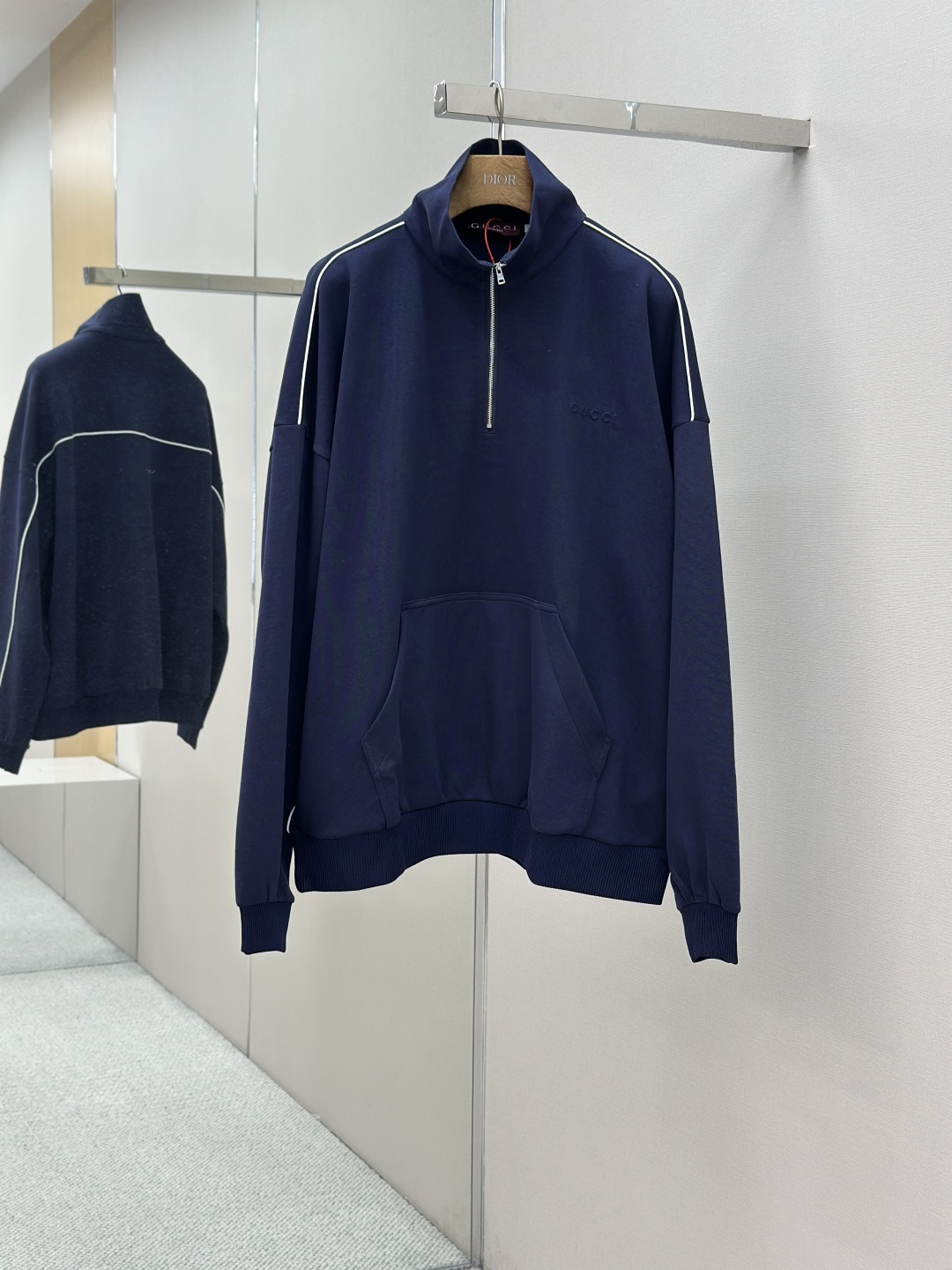 NO:488141,Mainly recommended Gucci embossed logo zipper sweatshirt Customized dyed navy luxury soft velvet jersey fabric Gentle soft and soft Comfortable skin Focus with deep navy as the main tone Calm and atmospheric Iconic Gucci logo delicate and subtle Low-key and powerful Carefully outlined white lace piping as the finishing touch Achieve perfect visual balance in harmony Semi-high neck zipper design Simple and neat Set elegant collection Describe luxury style Craft 1 Steel stamp embossing Priority Customization of original GUCCI steel mold Emboss the shape of the mold to the surface of the material through physical action, plastic deformation of the material surface High fineness Strong three-dimensional sense Craft 2: Bordered master belt piping Priority cut out white lace strips of original size Precise processing and aligning the piping strips with the edges of the main fabric Sew piping  Folding piping Form a neat piping effect Ensure firmness Increase aesthetics Process 3: Fabrics are all washed, with better texture, not easy to deform, not easy to shrink, not easy to fade, maintain long-term beauty Auxiliary materials Customized 1:1 Gucci Platinum Zipper Customized 1:1 Gucci Trademark Size Loose style S M L XL,,gucci,hoodie,sweatshirts,alexander wang19860909主推 Gucci 压纹标识拉链卫衣 定制定染海军蓝奢感柔绒平纹针织布 轻柔绵软 舒适贴肤 以深邃的海军蓝为主基调 沉稳而大气 标志性Gucci 标识细腻入微 低调且有力 精心勾勒的白色镶边滚边为点睛之笔 在和谐中达到完美的视觉平衡 半高领拉链的设计 简洁利落 套装雅集 演绎奢潮风范 工艺1钢印压花 优先定制原版GUCCI钢制模具 将模具的形状通过物理作用压印到材料表面 使材料表面发生塑性变形 精细度高 立体感强 工艺2: 镶边子母带滚边 优先裁剪出与原版大小的白色滚边条 进行优处理 并将滚边条与主面料的边缘对齐 缝制滚边 折叠滚边 形成整洁的滚边效果 确保牢固度 增加美观 工艺3: 面料都经过浇洗 手感质感更佳 不易变形 不易缩水 不易褪色 保持长久的美观 辅料 定制1:1 Gucci 白金拉链 定制1:1 Gucci 商标 版型 宽松版型 尺码 S M L XL,,gucci,hoodie,sweatshirts,alexander wang,Men's clothing