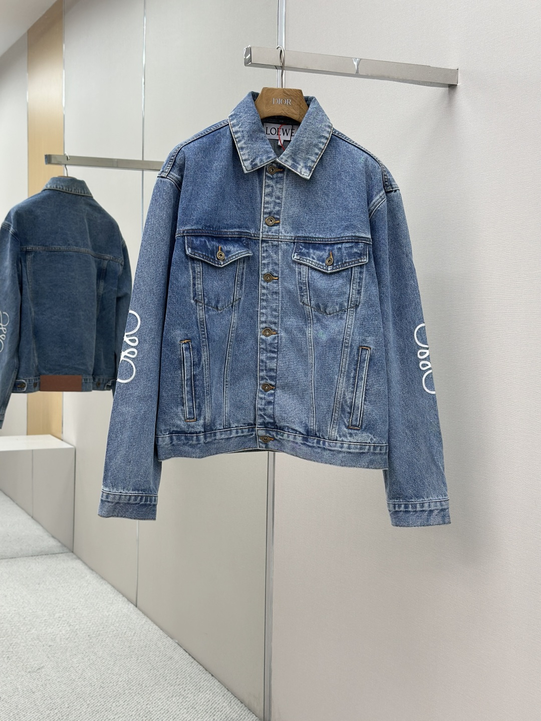 NO:486984,Mainly recommended Loewe Anagram Tannin denim jacket Customized core yarn condensation, comfortable skin, full texture, Anagram hollow design, chest button flap inlay pocket as sublimation, classic LOEWE leather logo on the back, full visual recognition, declaration of personality and taste, collision of classic and innovation, versatile charm of denim jacket, denim elements, synonyms for casual and unrestrained Craft 1: Use laser cutting, manually disassemble the elbow, lay out to make laser positioning and cutting Anagram patterns, and then hand-made internal patches and finally sew them manually. Expensive labor costs, high losses, low daily output. Craft 2: Use imported special aircraft infrared positioning 'Loewe leather logo' for more accurate positioning, firm and solid Craft 3: Use wash and stir-frying process  Preferred choice of special desizing agents. Then soak the fabric in it. Evenly slurry. After desizing, rinse it in the end. Extremely complex workmanship and high loss. Auxiliary materials. Customized Loewe leather mark. Customized Loewe I-buckle. Customized Loewe trademark. Customized Loewe trademark. Size loose. Size 46 48 50 52. Exclusive,,loewe,jackets & coats,alexander wang.19860909主推 Loewe Anagram单宁牛仔外套 定制密芯凝纱料 舒适贴肤 质感十足 手肘处饰以 Anagram 镂空设计 胸前钮扣翻盖嵌线口袋为升华 背面经典LOEWE皮标标识点缀 视觉辨识度拉满 个性与品味的宣言 经典与创新的碰撞 牛仔外套的百搭魅力 牛仔元素 亦随性不羁的代名词 工艺1: 采用激光切割 人工拆开手肘 平铺出来做激光定位切割Anagram图案 再手工内部贴布最后再人工车缝上去 工费昂贵 损耗高 日产量低 工艺2: 采用进口专机红外线定位“Loewe 皮标” 位置更为精准 牢固结实 工艺3: 采用洗水炒色工艺 优先选择特制的退浆剂 再讲布料浸泡其中 均匀受浆 退浆后 最终再进行漂洗 做工复杂至极 损耗高 辅料 定制 Loewe 皮标 定制 Loewe 工字扣 定制 Loewe 商标 版型 宽松版型 尺码 46 48 50 52 独家专供,,loewe,jackets & coats,alexander wang,Men's clothing