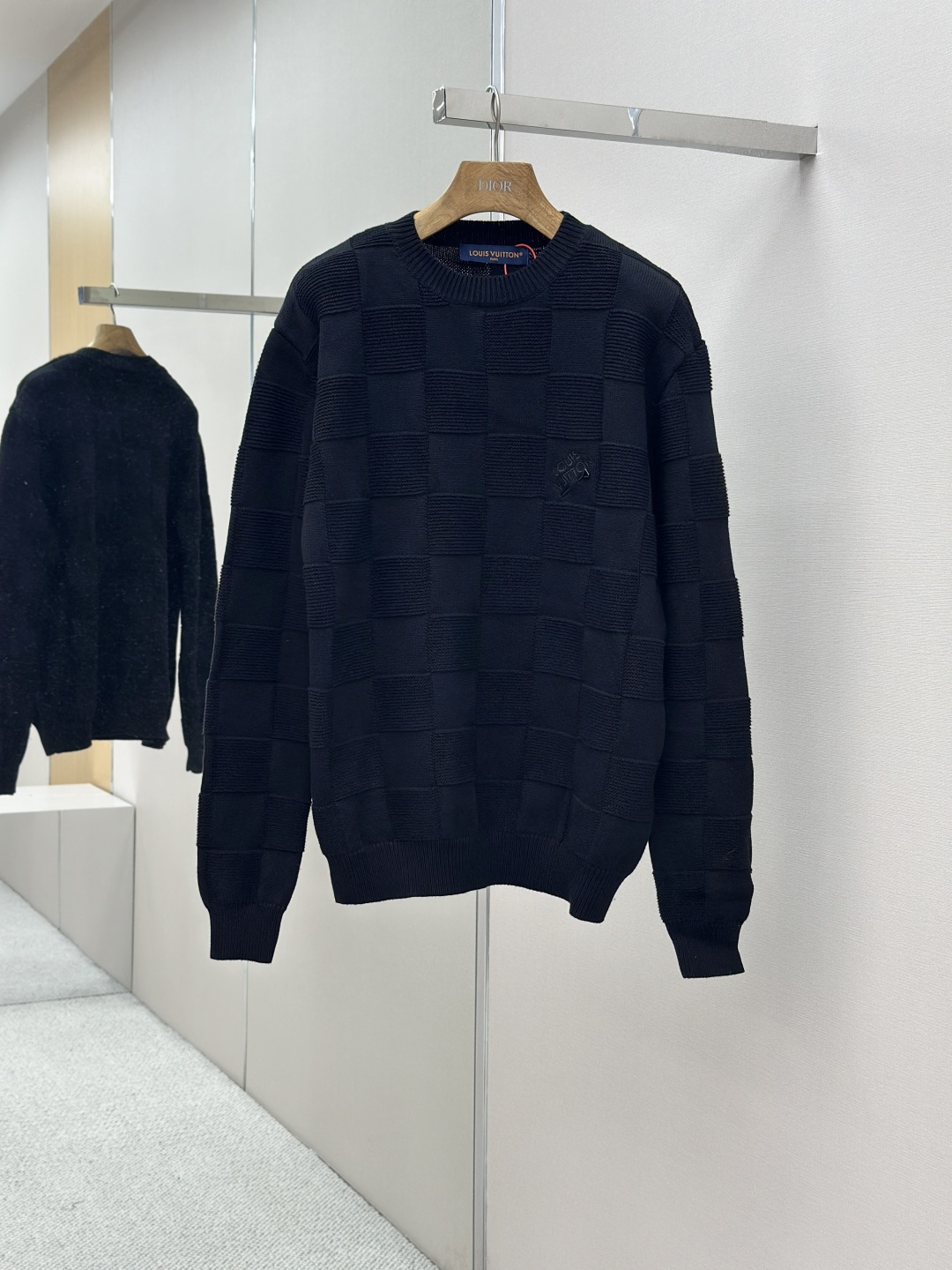 NO:488150,Mainly recommended LOUIS VUITTON stitching round neck sweater Customized imperial soft satin blend cotton yarn Full texture Comfortable skin-fitting with classic black as the tone Calm and restrained Decorated with a unique checkerboard shape Der Jacquard pattern slowly unfolds on it The concave and convex texture is like the marks of time Embroidery hidden rhyme Paired with chest pins Sublimated with artistic atmosphere One stitch and one thread surrounds elastic and fashionable aesthetics Lazy and easy to use Craft 1 adopts imported embroidery machine Adopt advanced control technology Can achieve high-precision embroidery effect Fluid pattern lines Craft 2: Using 7-needle machine exchange weaving method The 7-needle machine can ensure that each yarn is accurately controlled Whenever one is made, the exchange weaving method requires accurate control of the tension of the yarn, the running speed of the machine and the weaving parameters  Workmanship is complicated and extremely high loss. Craft 3: The chest pins are made of manual positioning and hand sewing to ensure the accuracy of position and spacing. The hand sewing process can better reflect the craftsman's exquisite skills and control of details. Auxiliary materials Customization Trademark Customization Pin Size Loose style S M L XL,,louis vuitton,alexander wang19860909主推 LOUIS VUITTON 缝线圆领针织衫 定制御品柔缎混纺棉纱料 质感十足 舒适贴肤 以经典黑为基调 沉稳内敛 饰以独特的棋盘格形态 Der 提花图案在其之上徐徐展开 凹凸有致的纹理如同岁月的刻痕 刺绣隐韵 搭配胸口别针为升华 弥漫着艺术气息 一针一线围绕弹性时尚美学 慵懒自如 时髦亦信手拈来 工艺1采用进口绣花机 采用先进的控制技术 能够实现高精度的绣制效果 图案线条流畅 工艺2: 采用7针制机交换织法 7针制机能够确保每一根纱线都得到精确的控制 每当制一个时交换织法 需要对纱线的张力 机器的运转速度以及织造参数进行精确控制 做工繁琐复杂 损耗极高 工艺3 : 胸口别针均由人工定位手缝而成 可以确保位置和间距的准确率 手缝工艺更能体现匠人的精湛技艺和对细节的把控 辅料 定制 商标  定制 别针 版型 宽松版型 尺码 S M L XL,,louis vuitton,alexander wang,Men's clothing