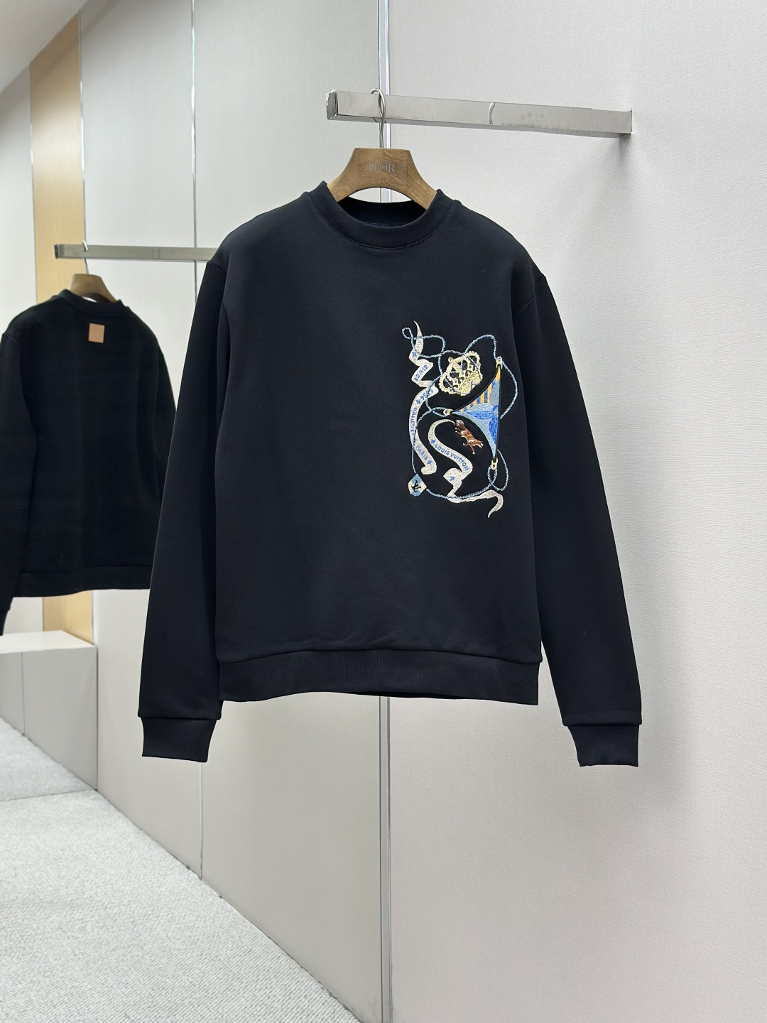 P195 Sudadera con cuello redondo y bordado de diamantes con corona LOUIS VUITTON Descripción del proceso: Esta sudadera…