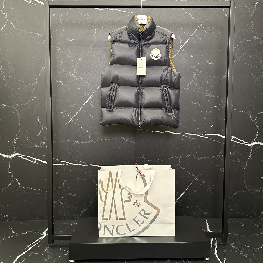 #正品级:🌹𝑴𝒐𝒏𝒄𝒍𝒆𝒓｜蒙口 /盟可睐 25𝒔𝒔 Lipsi 秋冬新品联名款徽标立领轻奢时尚羽绒马甲