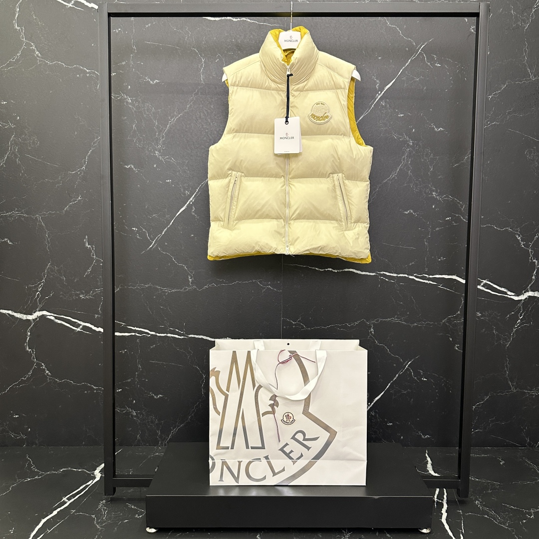 #正品级:🌹𝑴𝒐𝒏𝒄𝒍𝒆𝒓｜蒙口 /盟可睐 25𝒔𝒔 Lipsi 秋冬新品联名款徽标立领轻奢时尚羽绒马甲