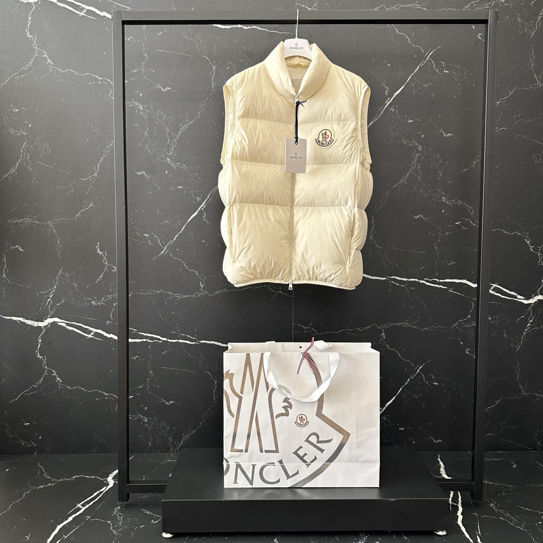 #正品级:🌹𝑴𝒐𝒏𝒄𝒍𝒆𝒓｜蒙口 /盟可睐 25𝒔𝒔 Almaz 秋冬新品大标徽章超柔雾面立领加厚款轻奢