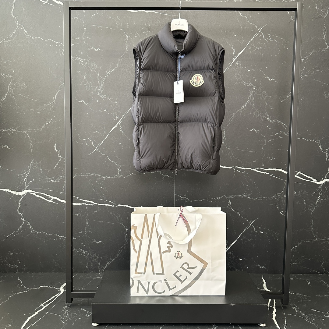 #正品级:🌹𝑴𝒐𝒏𝒄𝒍𝒆𝒓｜蒙口 /盟可睐 25𝒔𝒔 Almaz 秋冬新品大标徽章超柔雾面立领加厚款轻奢