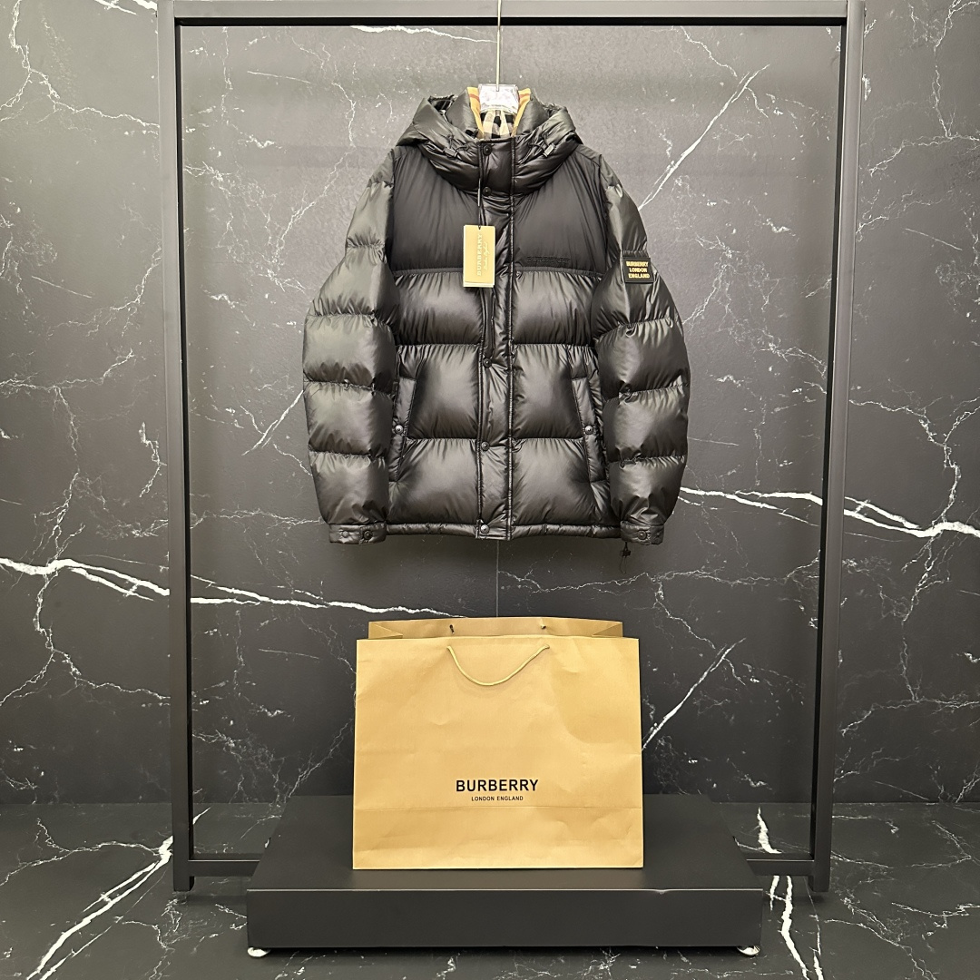 #正品级：𝗕𝘂𝗿𝗯𝗲𝗿𝗿𝘆博柏利 /巴宝莉 字母徽章 羽绒服#B02# 𝗦𝗶𝘇𝗲：𝟰𝟴# 𝟱𝟬# 𝟱𝟮#