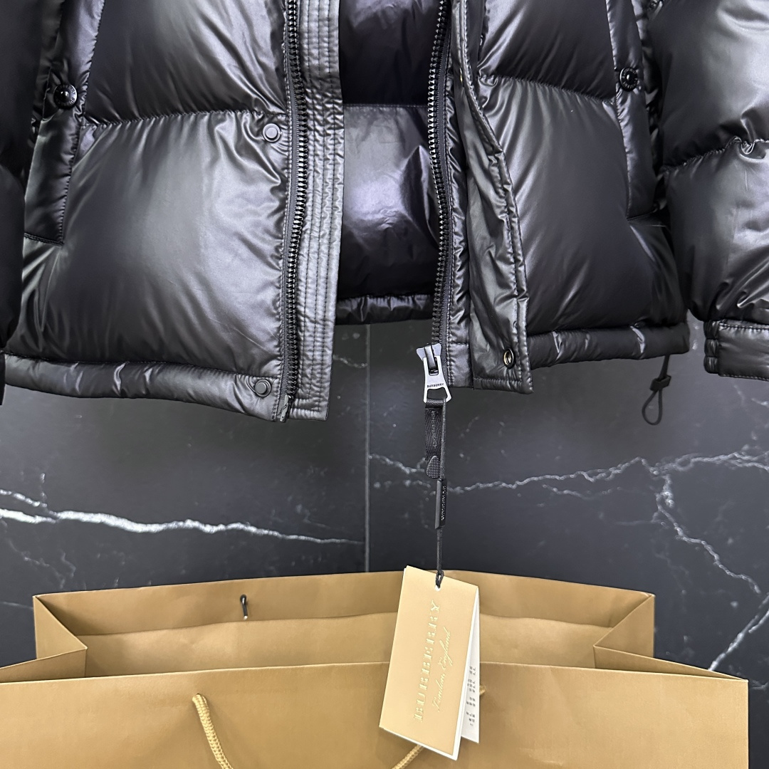 #正品级：𝗕𝘂𝗿𝗯𝗲𝗿𝗿𝘆博柏利 /巴宝莉 字母徽章 羽绒服#B02# 𝗦𝗶𝘇𝗲：𝟰𝟴# 𝟱𝟬# 𝟱𝟮#