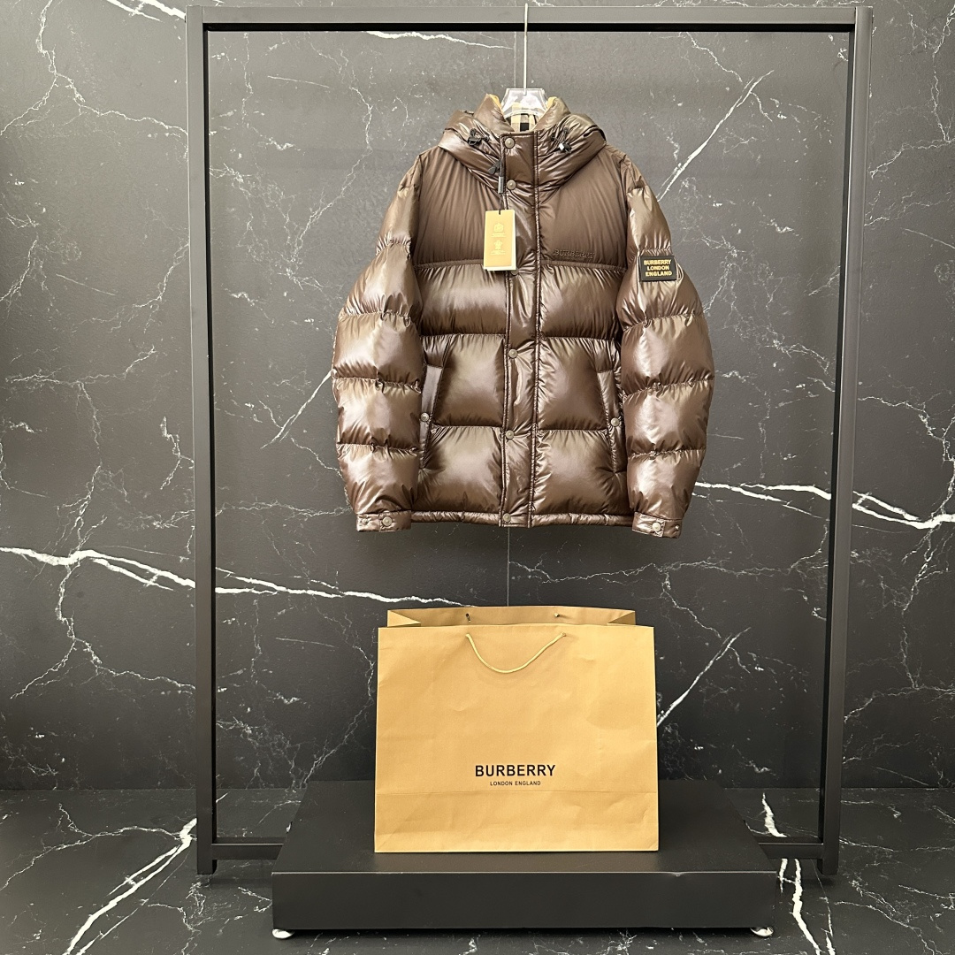 #正品级：𝗕𝘂𝗿𝗯𝗲𝗿𝗿𝘆博柏利 /巴宝莉 字母徽章 羽绒服#B02# 𝗦𝗶𝘇𝗲：𝟰𝟴# 𝟱𝟬# 𝟱𝟮#