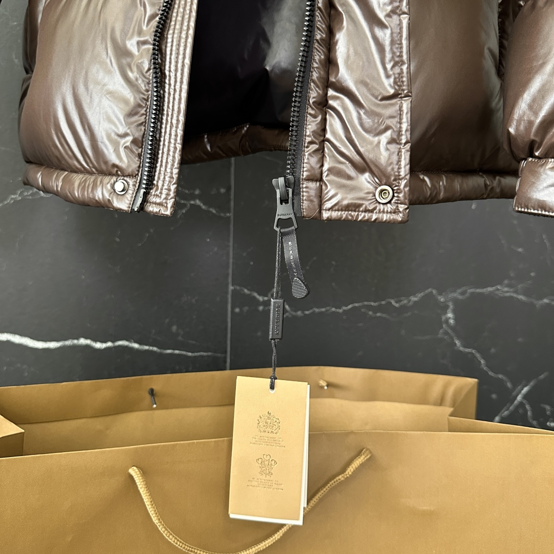 #正品级：𝗕𝘂𝗿𝗯𝗲𝗿𝗿𝘆博柏利 /巴宝莉 字母徽章 羽绒服#B02# 𝗦𝗶𝘇𝗲：𝟰𝟴# 𝟱𝟬# 𝟱𝟮#