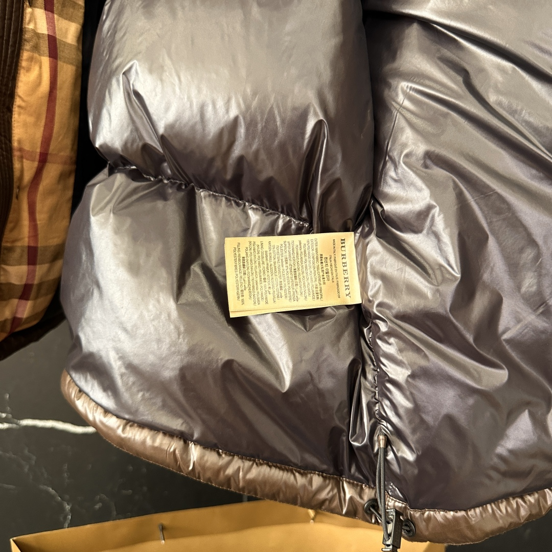 #正品级：𝗕𝘂𝗿𝗯𝗲𝗿𝗿𝘆博柏利 /巴宝莉 字母徽章 羽绒服#B02# 𝗦𝗶𝘇𝗲：𝟰𝟴# 𝟱𝟬# 𝟱𝟮#