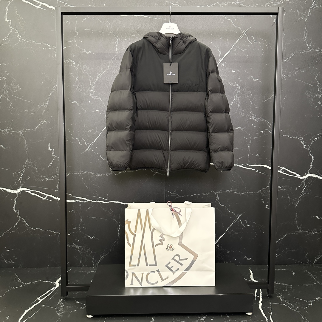 #正品级:𝑴𝒐𝒏𝒄𝒍𝒆𝒓｜蒙口 /盟可睐 25𝒔𝒔 Veumont 双面料拼接哑光胸前凸标工艺LOGO连