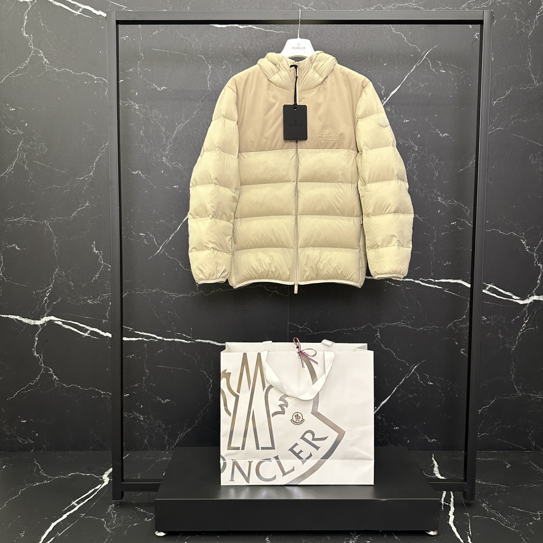 #正品级:𝑴𝒐𝒏𝒄𝒍𝒆𝒓｜蒙口 /盟可睐 25𝒔𝒔 Veumont 双面料拼接哑光胸前凸标工艺LOGO连