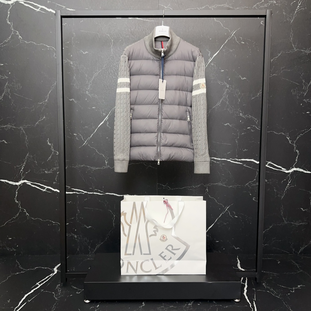 #正品级:𝗠𝗼𝗻𝗰𝗹𝗲𝗿盟可睐 𝗙𝗪𝟮𝟰 𝗣𝗮𝗱𝗱𝗲𝗱 立领拉链条纹羊毛拼接羽绒服夹克外套#T22#𝗦𝗶