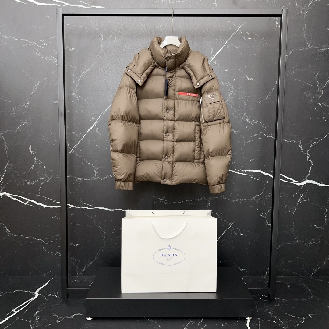 #正品级:𝑷𝒓𝒂𝒅𝒂｜普拉达𝑭𝑾25 秋冬新品经典红标两种穿法多功能连帽【可卸帽、可拆袖当马甲】羽绒服男
