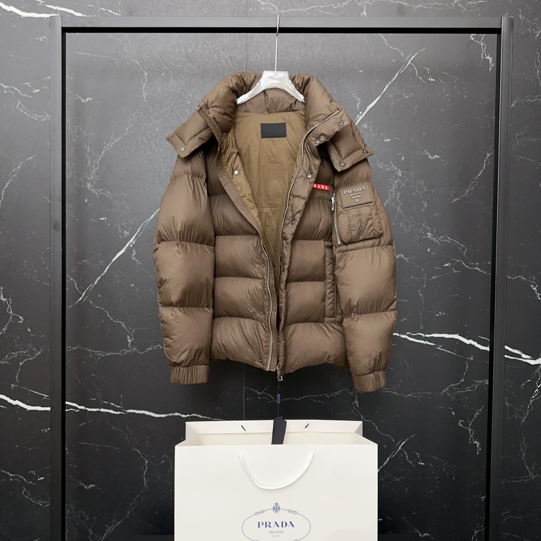 #正品级:𝑷𝒓𝒂𝒅𝒂｜普拉达𝑭𝑾25 秋冬新品经典红标两种穿法多功能连帽【可卸帽、可拆袖当马甲】羽绒服男