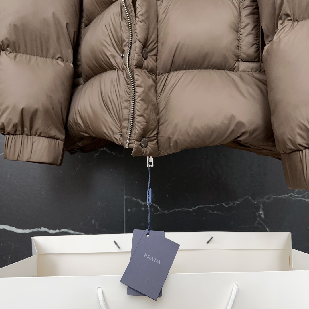 #正品级:𝑷𝒓𝒂𝒅𝒂｜普拉达𝑭𝑾25 秋冬新品经典红标两种穿法多功能连帽【可卸帽、可拆袖当马甲】羽绒服男