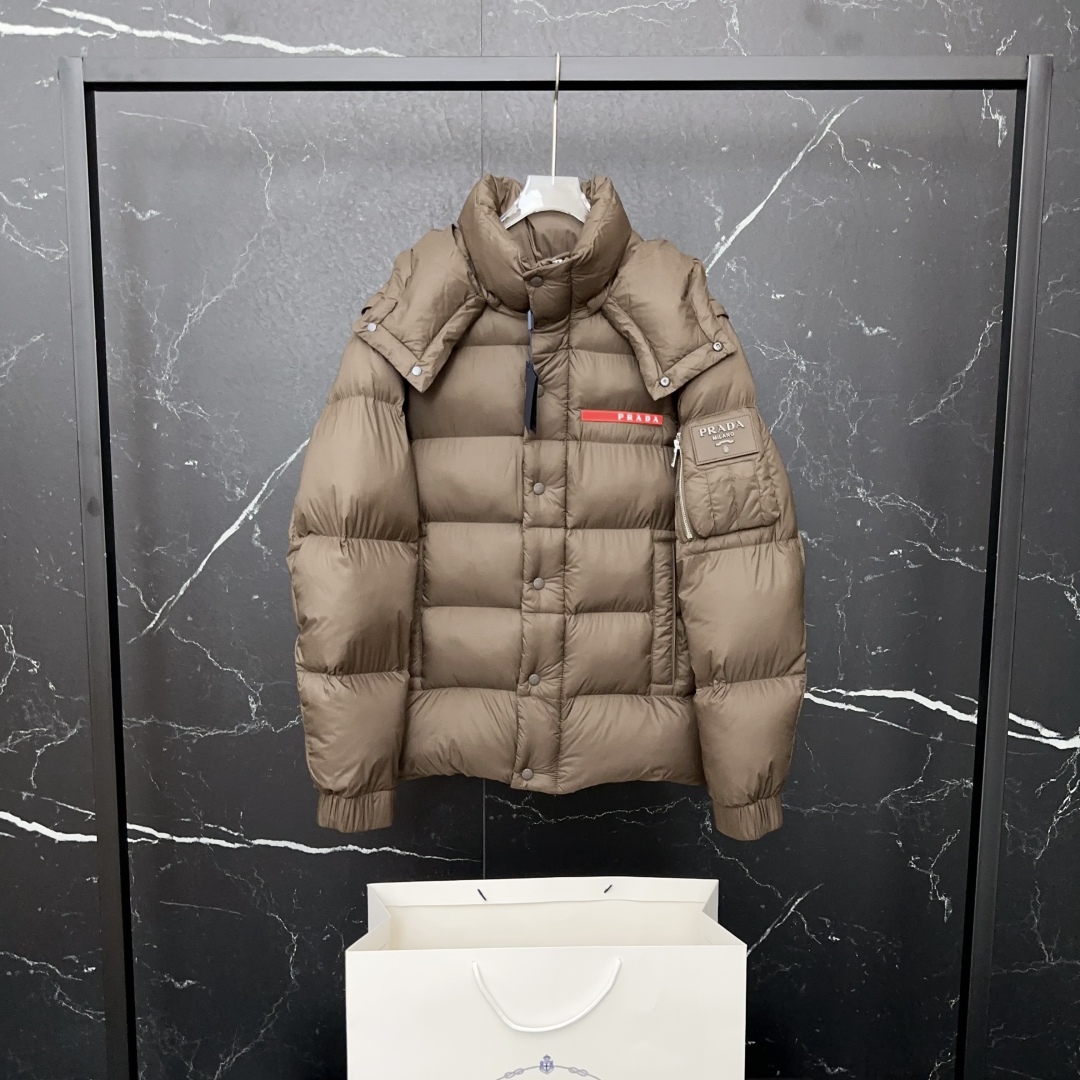 #正品级:𝑷𝒓𝒂𝒅𝒂｜普拉达𝑭𝑾25 秋冬新品经典红标两种穿法多功能连帽【可卸帽、可拆袖当马甲】羽绒服男
