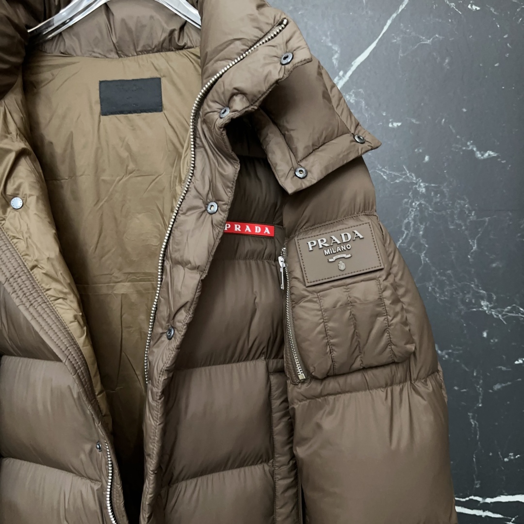 #正品级:𝑷𝒓𝒂𝒅𝒂｜普拉达𝑭𝑾25 秋冬新品经典红标两种穿法多功能连帽【可卸帽、可拆袖当马甲】羽绒服男
