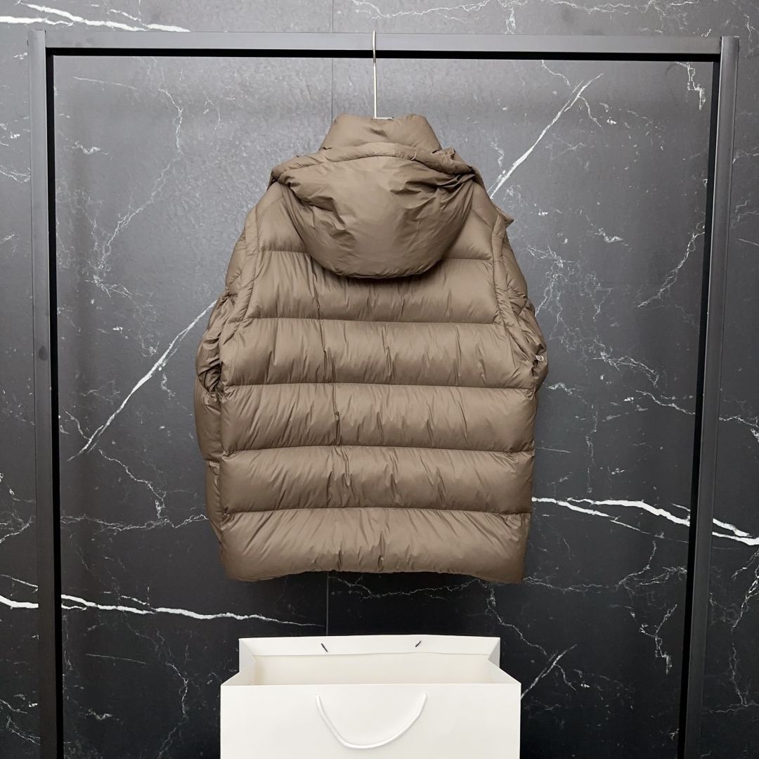 #正品级:𝑷𝒓𝒂𝒅𝒂｜普拉达𝑭𝑾25 秋冬新品经典红标两种穿法多功能连帽【可卸帽、可拆袖当马甲】羽绒服男