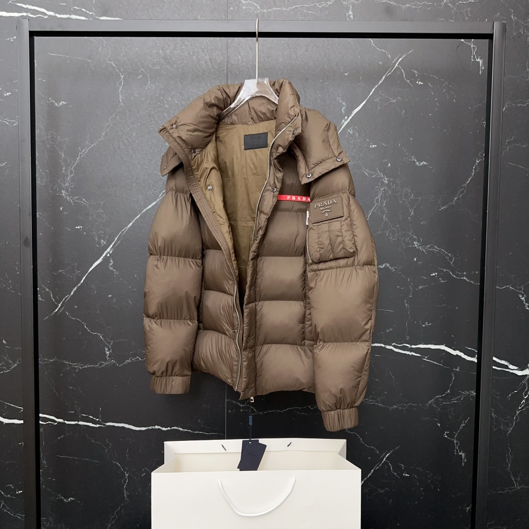 #正品级:𝑷𝒓𝒂𝒅𝒂｜普拉达𝑭𝑾25 秋冬新品经典红标两种穿法多功能连帽【可卸帽、可拆袖当马甲】羽绒服男