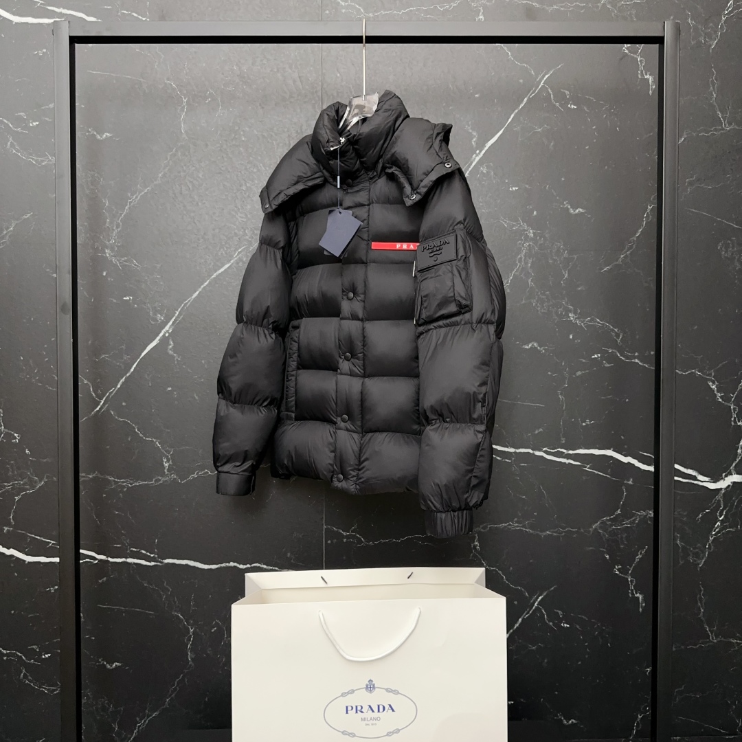 #正品级:𝑷𝒓𝒂𝒅𝒂｜普拉达𝑭𝑾25 秋冬新品经典红标两种穿法多功能连帽【可卸帽、可拆袖当马甲】羽绒服男