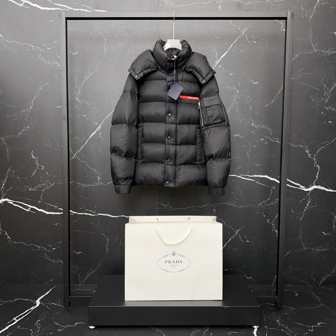 #正品级:𝑷𝒓𝒂𝒅𝒂｜普拉达𝑭𝑾25 秋冬新品经典红标两种穿法多功能连帽【可卸帽、可拆袖当马甲】羽绒服男