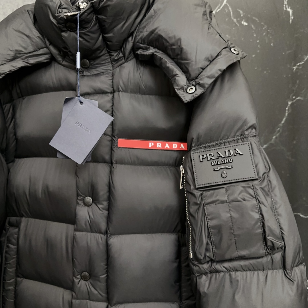 #正品级:𝑷𝒓𝒂𝒅𝒂｜普拉达𝑭𝑾25 秋冬新品经典红标两种穿法多功能连帽【可卸帽、可拆袖当马甲】羽绒服男