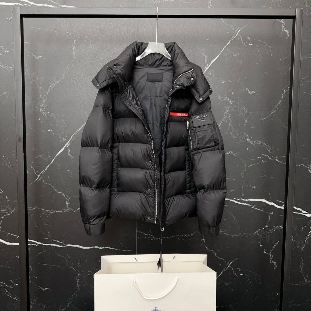 #正品级:𝑷𝒓𝒂𝒅𝒂｜普拉达𝑭𝑾25 秋冬新品经典红标两种穿法多功能连帽【可卸帽、可拆袖当马甲】羽绒服男