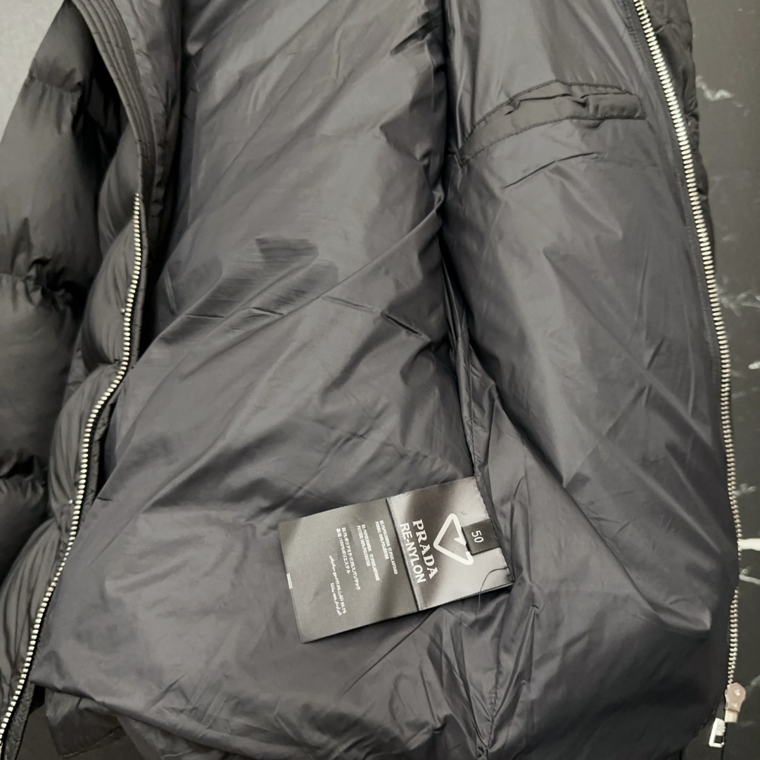 #正品级:𝑷𝒓𝒂𝒅𝒂｜普拉达𝑭𝑾25 秋冬新品经典红标两种穿法多功能连帽【可卸帽、可拆袖当马甲】羽绒服男