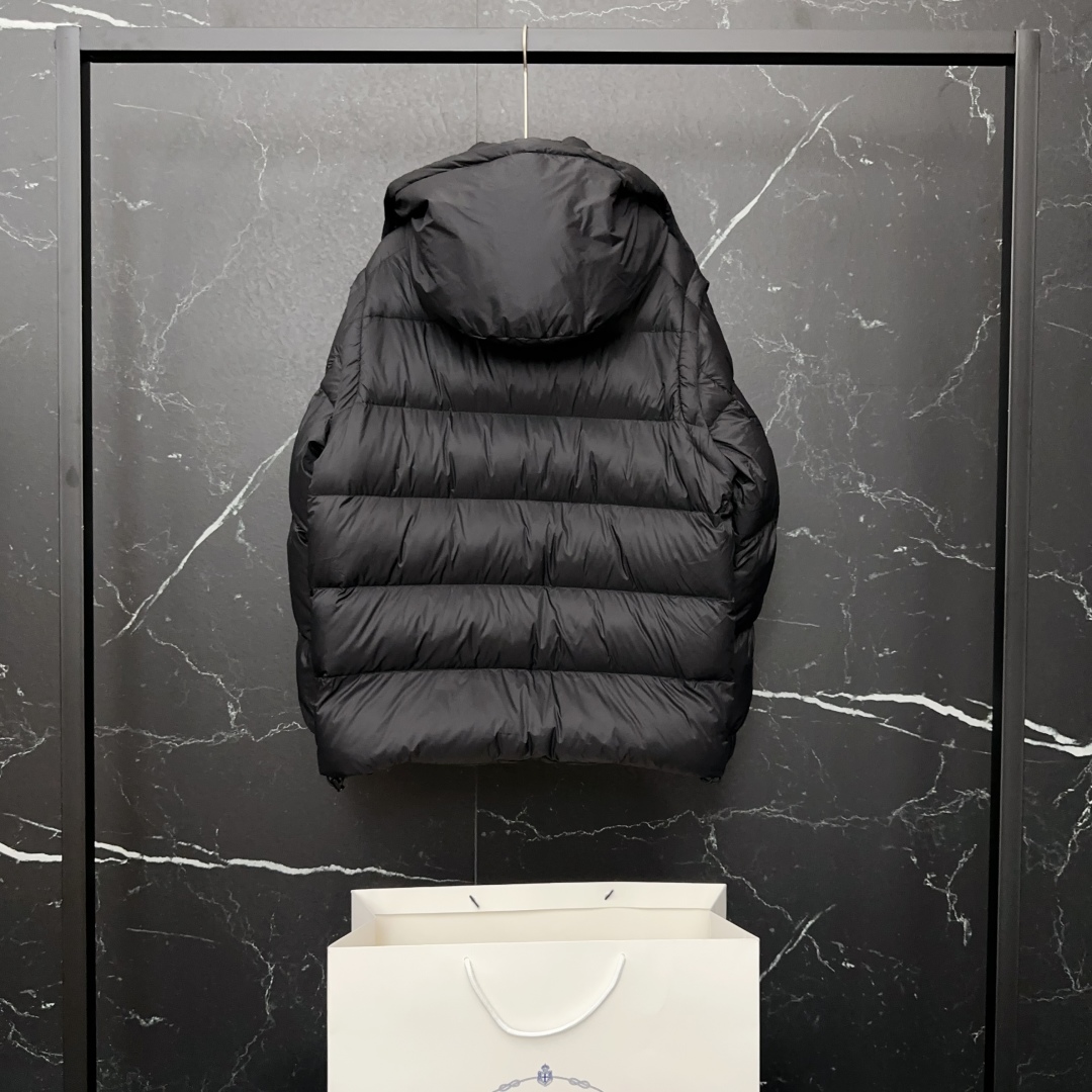 #正品级:𝑷𝒓𝒂𝒅𝒂｜普拉达𝑭𝑾25 秋冬新品经典红标两种穿法多功能连帽【可卸帽、可拆袖当马甲】羽绒服男