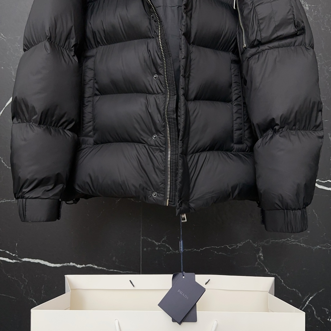#正品级:𝑷𝒓𝒂𝒅𝒂｜普拉达𝑭𝑾25 秋冬新品经典红标两种穿法多功能连帽【可卸帽、可拆袖当马甲】羽绒服男
