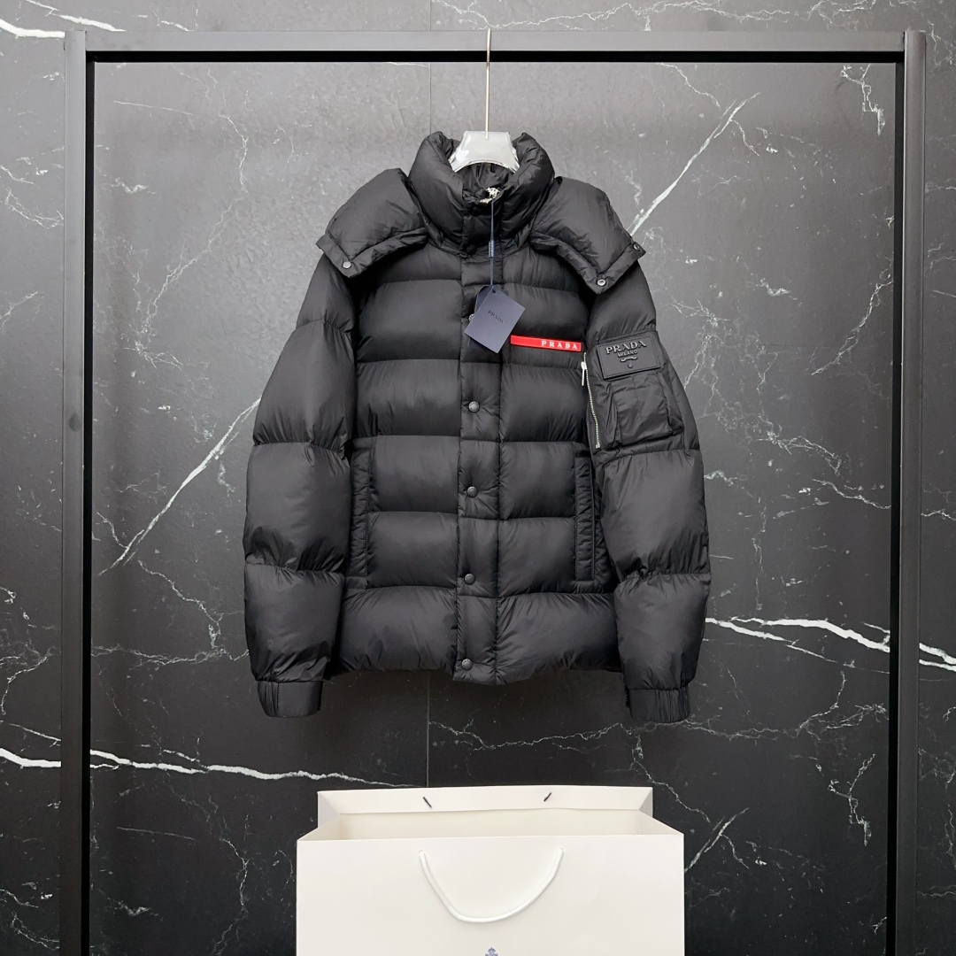 #正品级:𝑷𝒓𝒂𝒅𝒂｜普拉达𝑭𝑾25 秋冬新品经典红标两种穿法多功能连帽【可卸帽、可拆袖当马甲】羽绒服男