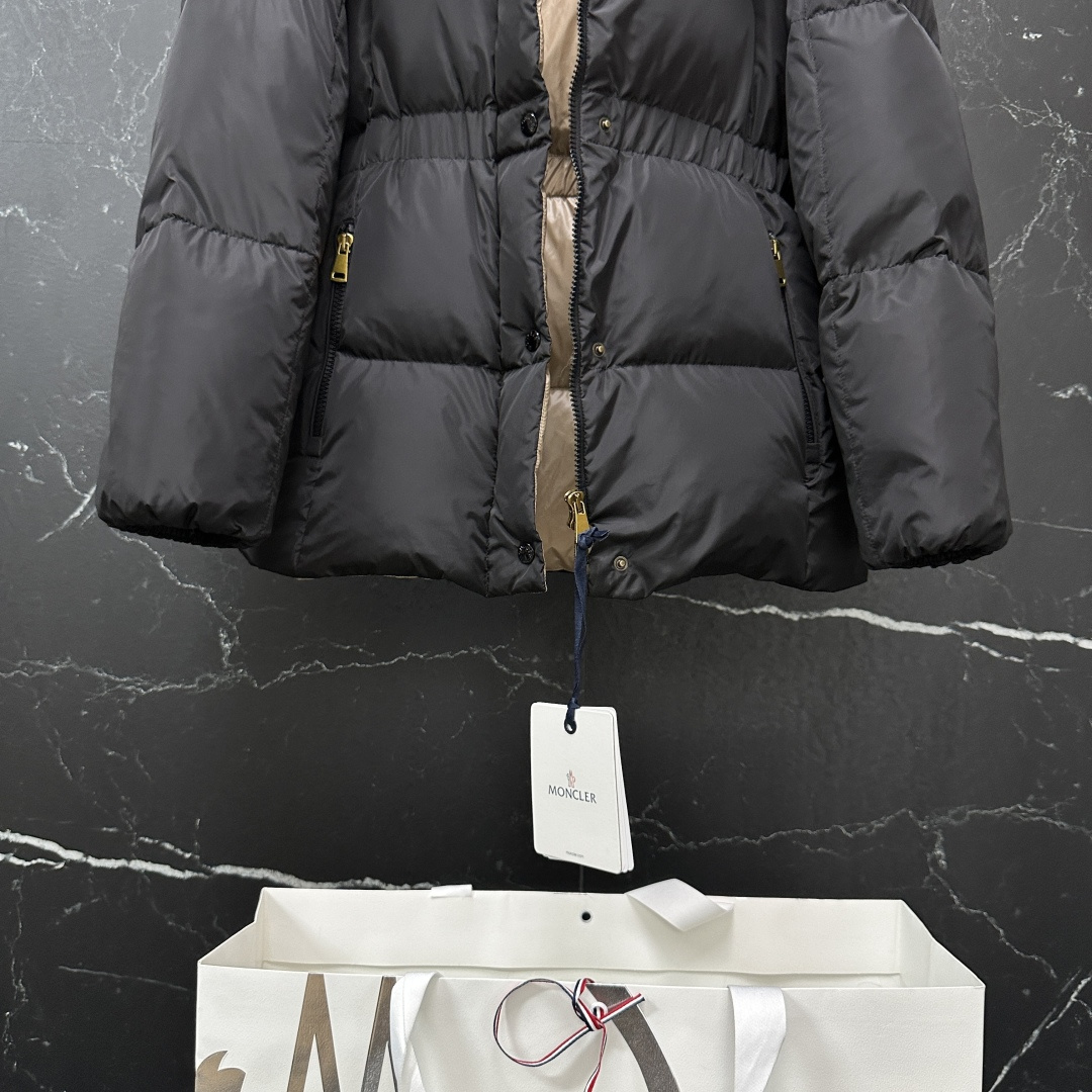 #正品级:𝐌𝐎𝐍𝐂𝐋𝐄𝐑｜蒙口 盟可睐 Agneux女士方形绗缝收腰黑金短款面包羽绒服#T67#SIZE