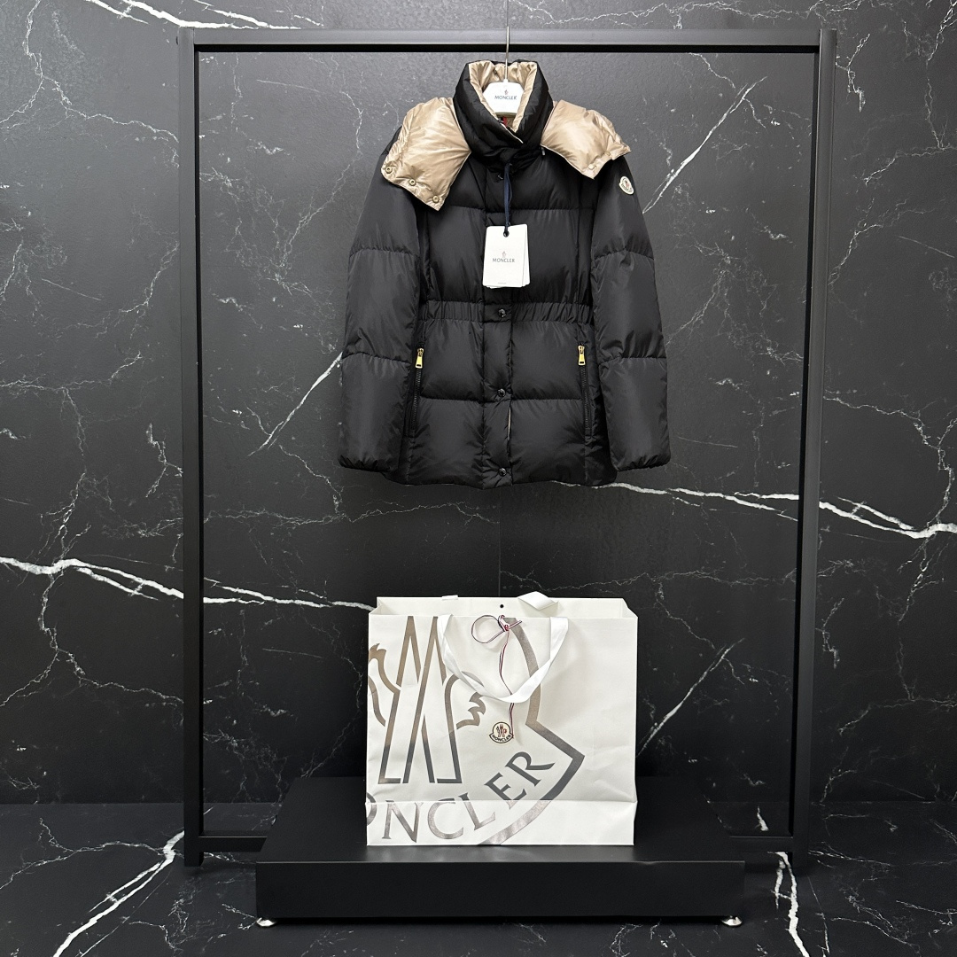 #正品级:𝐌𝐎𝐍𝐂𝐋𝐄𝐑｜蒙口 盟可睐 Agneux女士方形绗缝收腰黑金短款面包羽绒服#T67#SIZE