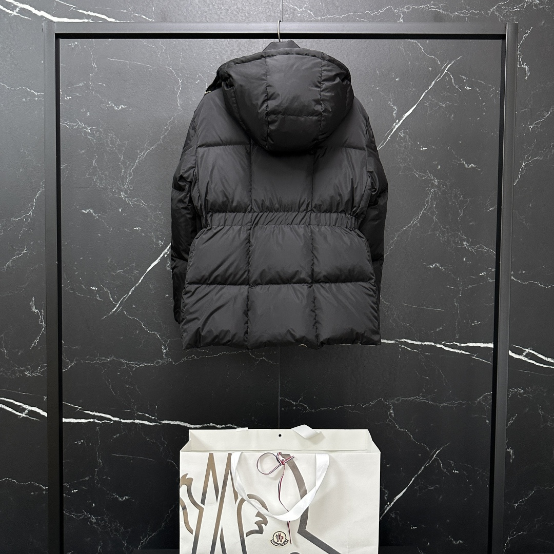 #正品级:𝐌𝐎𝐍𝐂𝐋𝐄𝐑｜蒙口 盟可睐 Agneux女士方形绗缝收腰黑金短款面包羽绒服#T67#SIZE