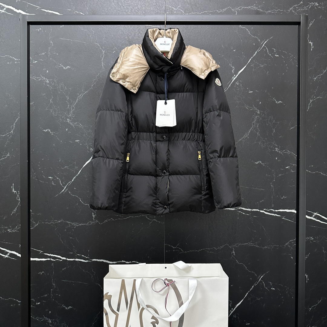 #正品级:𝐌𝐎𝐍𝐂𝐋𝐄𝐑｜蒙口 盟可睐 Agneux女士方形绗缝收腰黑金短款面包羽绒服#T67#SIZE